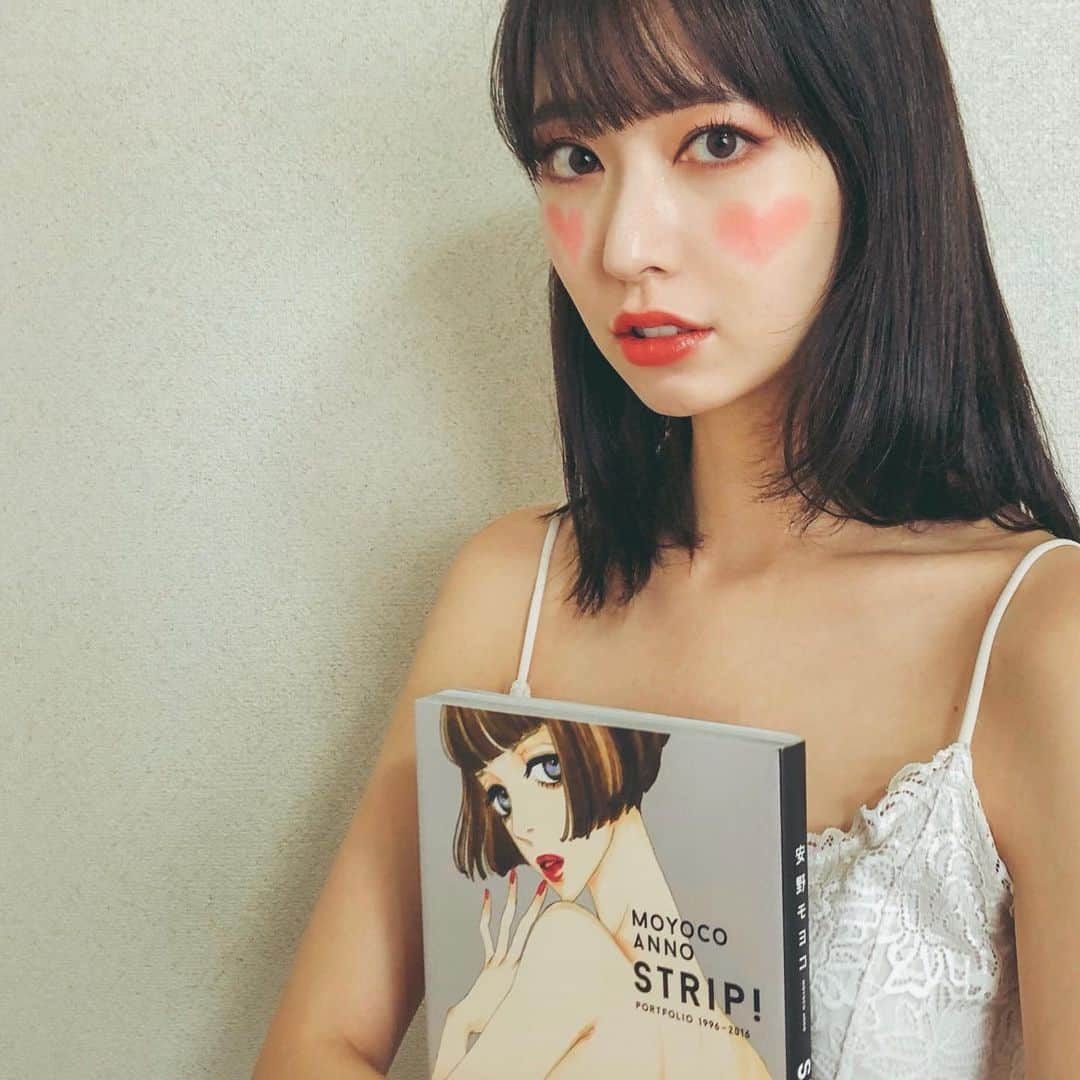 友寄蓮のインスタグラム：「だーいすきな #安野モヨコ さんの原画集、STRIP! 💜 友達が好きだったよね？って贈ってくれました〜！そうなの大好きなの！ 美しすぎてため息つきながらずっと眺めてる… 安野モヨコさんの「ハッピーマニア」はわたしの恋の教科書です（笑）  トム覚えていてくれてありがと〜👀🍒」
