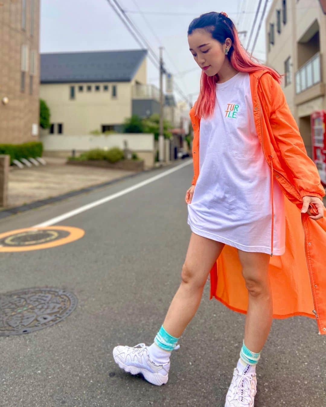 彩南(Ayana)のインスタグラム：「Tシャツは @turtle.lb さん🎶 このスタイル、めっちゃお気に入り❤️✨ . オレンジとグリーンがめちゃ可愛い❤️ . バックプリントも素敵だからぜひ次の投稿も見てね✨🎶 . #turtle_ #タートル #タートルライフアパレル . ━━━━━━━━━━━━ . ブランド紹介 【 TURTLE# 】(ﾀｰﾄﾙ) 自分自身の表現とワンランク贅沢なライフスタイルを提供するアパレルブランド。USカルチャーをベースにWEAR・CAP・ACCESSORYなどの様々なITEMを展開中。 今後は雑貨などライフスタイルアイテム も展開予定！ .  #beatbox #humanbeatbox  #model #music #female #sk8fashion #dancer #workout  #sexy #japanesegirl #fitnessgirl #skateboard #sk8 #fitness #hiphop #sk8girl #femalebeatbox  #femalebeatboxer #コーデ#グラビア#ビートボックス」