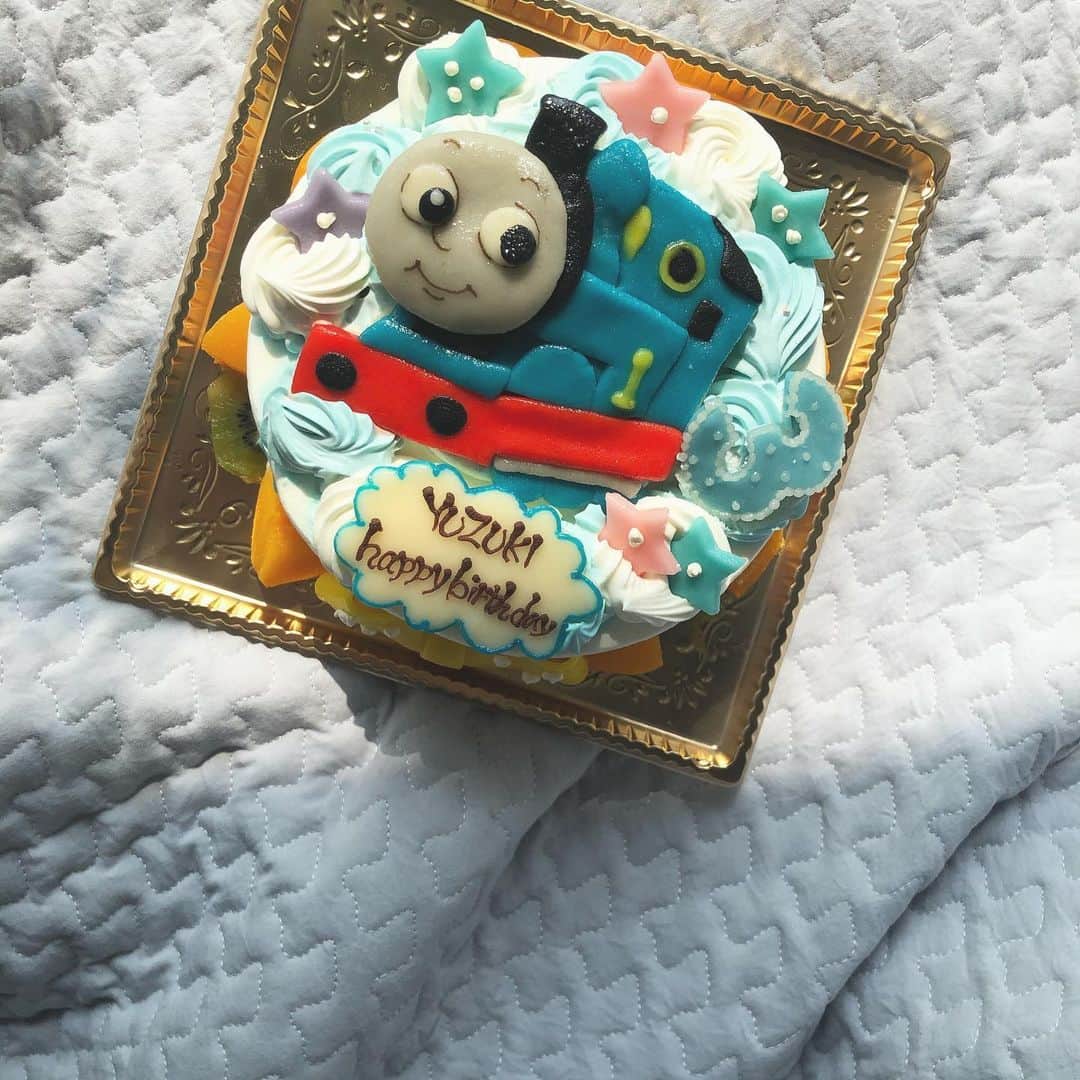 のインスタグラム：「ゆずき3歳おめでとう👦🏻⭐︎﻿ あっとゆうまの３歳‼︎﻿ 弟をすごい可愛がってくれるいいお兄ちゃん﻿ いつもありがとう❤︎﻿ ﻿ #3歳になる前におむつもはずれてお兄さんパンツ✌️﻿ ﻿ #3歳誕生日﻿ #男の子ママ﻿ #2歳差兄弟﻿ #2歳差育児﻿ #トーマスケーキ﻿ #キャラクターケーキ﻿ ﻿ ﻿」