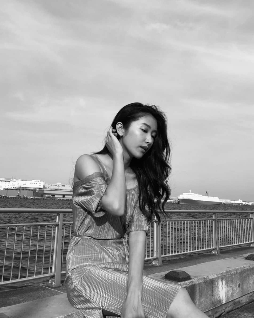 恵里花のインスタグラム：「Golden hour📸✨ ﻿ オレンジ色に染まっていく この時間帯が﻿とっても好きです😌﻿ 日がだんだんと長くなって嬉しいな。﻿ ﻿ #ポートレート﻿ #フリーランスモデル﻿ #フリーモデル」