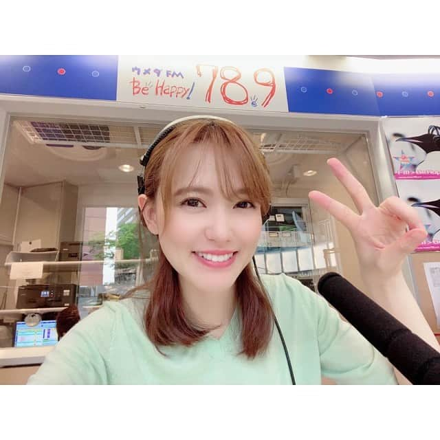 三島ゆかりさんのインスタグラム写真 - (三島ゆかりInstagram)「昨日もウメダFM Be Happy! 789『Be Travel!』聴いてくださった皆様ありがとうございました💖📻 今日のメッセージテーマは『今一番行きたいところ』というわけで、オープニングナンバーは、早く友達と遊びたい！飲みに行きたい！という想いを込めて❤️🍻 #ゆず『友達の唄』 #森高千里『気分爽快』 私の今一番行きたいところはカラオケ🎤😆よくアニソンを歌うというお話をしました🍎🎵 なので、DJゆかりんごセレクトは⬇️ 2019年JOYSOUNDカラオケランキング1位 #米津玄師 『Lemon』 6位 #中島みゆき 『糸』 10位 #一青窈 『ハナミズキ』 おすすめ世界遺産はインドネシア、バリ島の『バリ州の文化的景観: トリ・ヒタ・カラナの哲学を表現したスバック・システム』の中から「バトゥール湖」をご紹介しました🇮🇩 本当ならば今夜出発でバリ島へ旅行に行く予定でした✈️😭新型コロナウイルスの影響で、泣く泣くキャンセルしたんです💦 ホテルのプールのウォータースライダーして、バリ料理を楽しみながら、ビーチでインスタ映えする写真をたくさん撮って、世界遺産を見に行ってパワーをもらいたかった💪✨ いつか必ずリベンジしますバリ島❗️ というわけで、ビーチで聴きたい曲を3曲🎶 #sylvievartan 『あなたのとりこ』 #jonasblue feat. #jpcooper 『Perfect Stranger』 #arianagrande feat. #iggyazalea 『problem』 リスナーの皆さんからのメッセージもご紹介しました💌いつも送ってくださる方、そして初めましての方もすごい嬉しいです❣️ありがとうございます🙏☺️ トラフィックリポート、ハービスの情報もお届けしながら、エンディング曲は🎶 6月はジューンブライドということで、結婚式でもよく使われている曲👰🤵 #blue 『The Gift』 来週はお休みを頂きます🙇‍♀️なのでまた再来週、6月19日(金)生放送にて13：30〜16：00お届けします😊 聴ける方は是非聴いてくださいね〜❤️❤️ https://www.be-happy789.com  #radio #dj #osaka #umeda #ウメダfmbehappy789 #オープンスタジオ #生放送 #三島ゆかり #ゆかりんご #ラジオ #世界遺産 #インドネシア #バリ島 #旅行 #リベンジ #バトゥール湖 #パワースポット #music #follow」6月5日 22時08分 - apple340