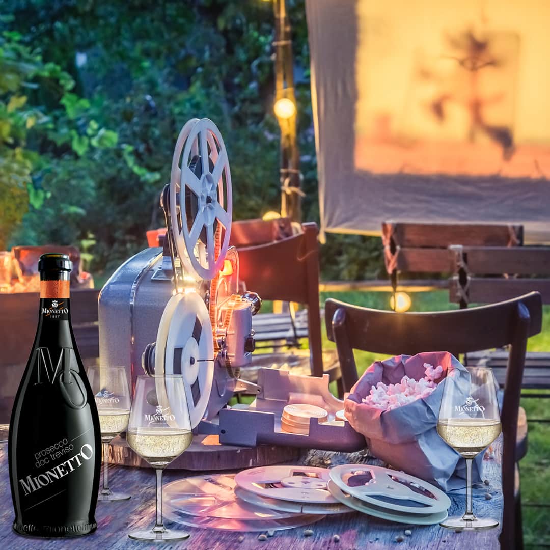 Mionetto Proseccoのインスタグラム：「Suggerimento per il weekend: cinema in giardino! C’è Mionetto Prosecco, ci sono gli amici ma… quale film guardare? Mettere d’accordo tutti non è facile, nel frattempo godetevi l’aperitivo 😉🍾🍿 #mionettoprosecco #mionettoinsieme  Bevi Mionetto responsabilmente」