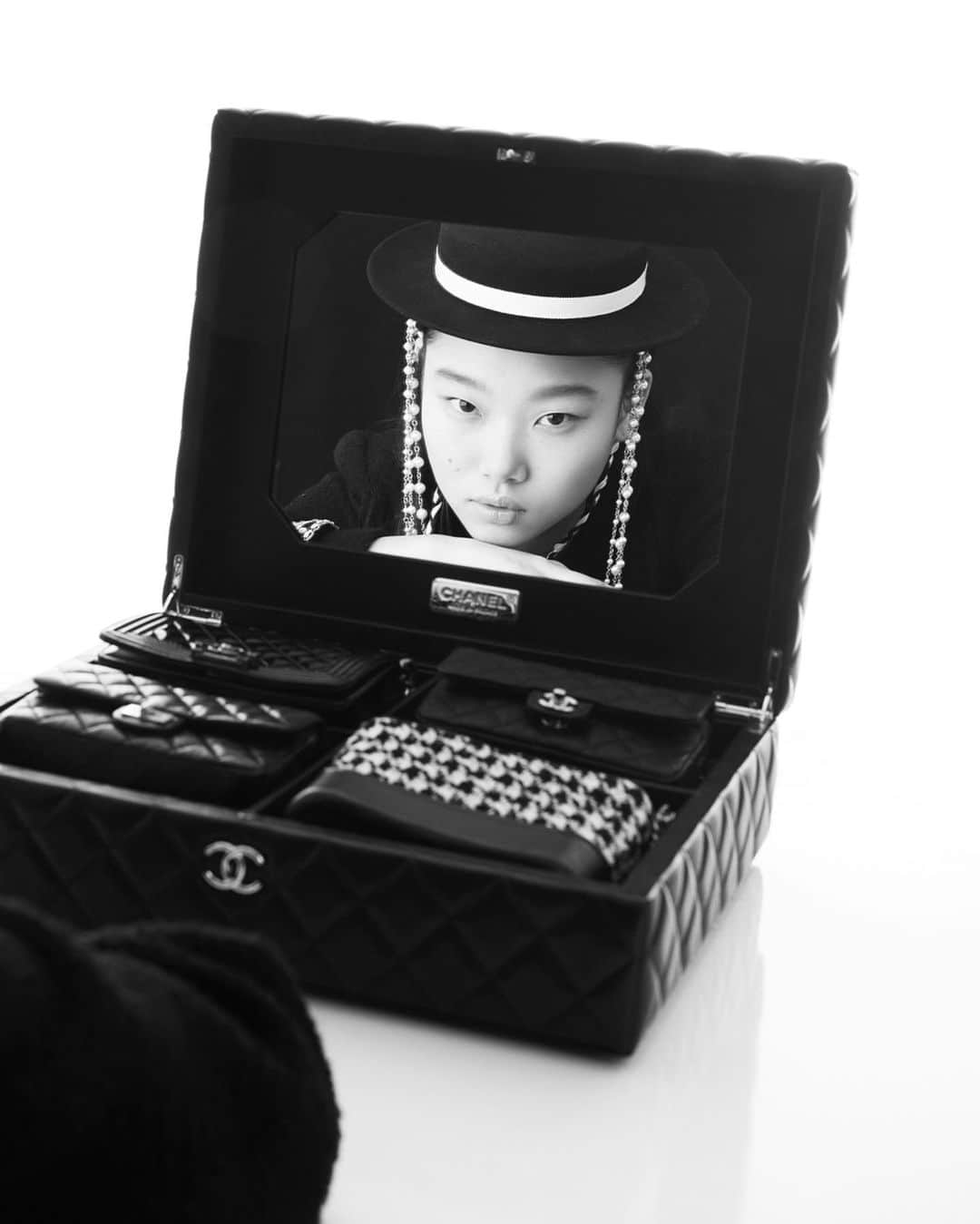 ペ・ユニョンさんのインスタグラム写真 - (ペ・ユニョンInstagram)「@chanelofficial X @dazedkorea 🖤」6月5日 22時10分 - mulan_bae