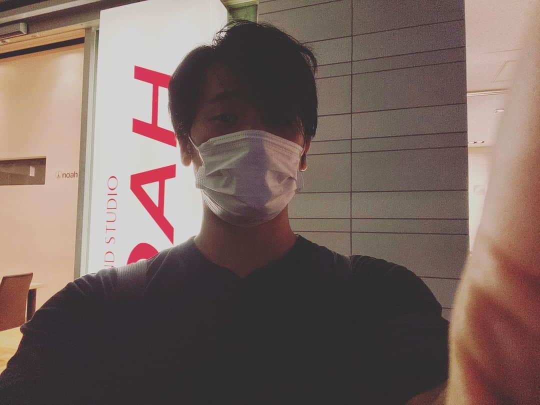 石川龍のインスタグラム：「一週間がんばった自分へのご褒美と仕事やなんやのストレス発散を兼ねて個人練習で思いっきりドラムを叩くのが最近の週末金曜夜のお気に入りの過ごし方です！バンドで音出すのはもうちょっと先かな。 #studionoah」