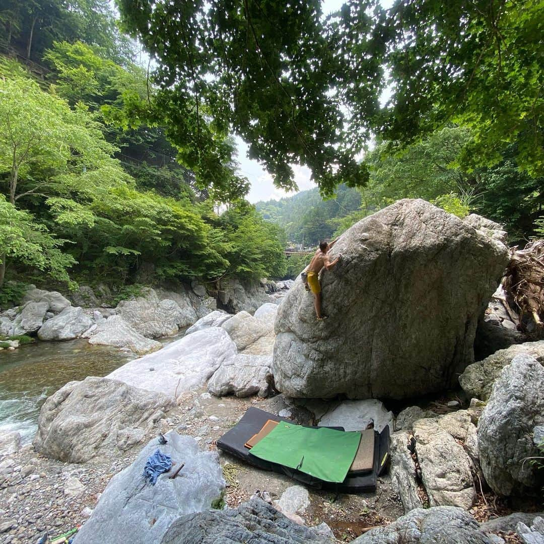 平山ユージさんのインスタグラム写真 - (平山ユージInstagram)「久しぶりに岩場で新しい可能性を切り開き、大いに喜びを味わう✨✨ 大沢ボルダーで登ったこの課題は初段かなー、今日は暑かったから一級かも知れない。  5級から3段、4本完成！！ かなり楽しめます✨✨✨ 今まで見逃していた地元の岩場で濃厚な時間は今!!!! 大移動しなくたって自然は待ってるし、いつもの仲間と楽しい時間を過ごせる!!! 新型コロナが燻る間は地元愛を燃やすの良いね〜😊 Let’s go local climbing area✨✨👍👍 I just send a project it will be around V6 or 7  I’m seeing that now the time to explore local area.  You can spend great time with good friend and we should add our love on local area💕💕 Take your chance ✨✨ and take your occasion right now🤩🤩🙏🙏 #osawa #大沢ボルダー　#firstascent #neverstopexploring #bouldering #tokyo  @tripledyno  @maechan82kgclimber  @sachiamma  @thenorthfacejp  @beal.official  @blackdiamond  @climbskinspain  @climbparkbasecamp  @basecamptokyo  @boulderpark_basecamp  @basecamponlineshop」6月5日 22時21分 - yuji_hirayama_stonerider