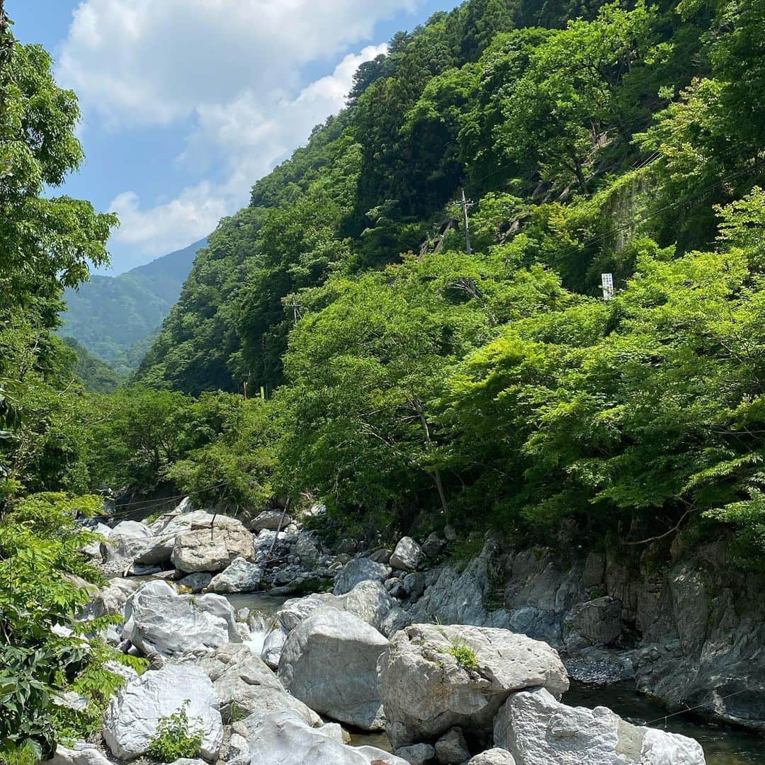 平山ユージさんのインスタグラム写真 - (平山ユージInstagram)「久しぶりに岩場で新しい可能性を切り開き、大いに喜びを味わう✨✨ 大沢ボルダーで登ったこの課題は初段かなー、今日は暑かったから一級かも知れない。  5級から3段、4本完成！！ かなり楽しめます✨✨✨ 今まで見逃していた地元の岩場で濃厚な時間は今!!!! 大移動しなくたって自然は待ってるし、いつもの仲間と楽しい時間を過ごせる!!! 新型コロナが燻る間は地元愛を燃やすの良いね〜😊 Let’s go local climbing area✨✨👍👍 I just send a project it will be around V6 or 7  I’m seeing that now the time to explore local area.  You can spend great time with good friend and we should add our love on local area💕💕 Take your chance ✨✨ and take your occasion right now🤩🤩🙏🙏 #osawa #大沢ボルダー　#firstascent #neverstopexploring #bouldering #tokyo  @tripledyno  @maechan82kgclimber  @sachiamma  @thenorthfacejp  @beal.official  @blackdiamond  @climbskinspain  @climbparkbasecamp  @basecamptokyo  @boulderpark_basecamp  @basecamponlineshop」6月5日 22時21分 - yuji_hirayama_stonerider