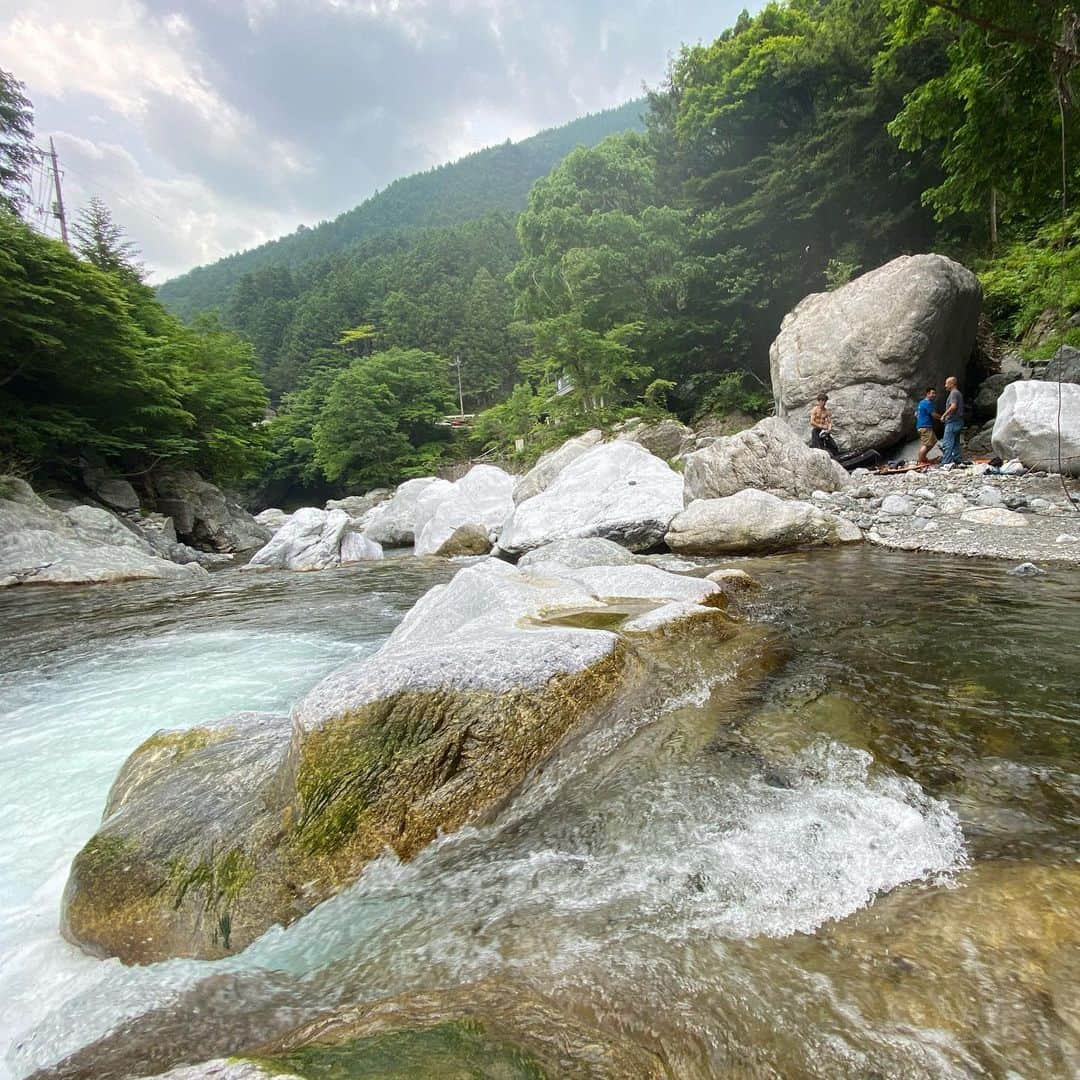 平山ユージさんのインスタグラム写真 - (平山ユージInstagram)「久しぶりに岩場で新しい可能性を切り開き、大いに喜びを味わう✨✨ 大沢ボルダーで登ったこの課題は初段かなー、今日は暑かったから一級かも知れない。  5級から3段、4本完成！！ かなり楽しめます✨✨✨ 今まで見逃していた地元の岩場で濃厚な時間は今!!!! 大移動しなくたって自然は待ってるし、いつもの仲間と楽しい時間を過ごせる!!! 新型コロナが燻る間は地元愛を燃やすの良いね〜😊 Let’s go local climbing area✨✨👍👍 I just send a project it will be around V6 or 7  I’m seeing that now the time to explore local area.  You can spend great time with good friend and we should add our love on local area💕💕 Take your chance ✨✨ and take your occasion right now🤩🤩🙏🙏 #osawa #大沢ボルダー　#firstascent #neverstopexploring #bouldering #tokyo  @tripledyno  @maechan82kgclimber  @sachiamma  @thenorthfacejp  @beal.official  @blackdiamond  @climbskinspain  @climbparkbasecamp  @basecamptokyo  @boulderpark_basecamp  @basecamponlineshop」6月5日 22時21分 - yuji_hirayama_stonerider