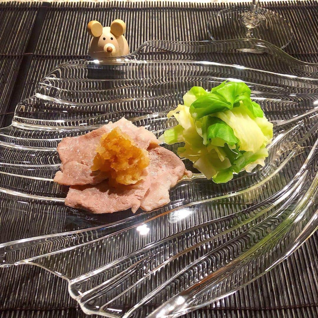 榊山敬代のインスタグラム：「🥬🐷… ・ 今夜は新しいお皿デビューの巻  夏らしくガラスの食器が欲しくて ネットで発見しましたお気に入り  蒸したキャベツを食べる為の豚肉と題して 豚肉は蒸してヘルシーに大根おろしと共に  夕食はなるべくヘルシーにしたいので 揚げ物は禁止お肉はなるべく蒸すなど 脂をおとしてお野菜中心がマイブーム  さてきょうはインスピレーション高く 作業がはかどりたのしく作業集中DAY  来週にはプレゼンできたらなと 着々と準備しながら構想練る時  今回のプロジェクトは ワクワクしかないので  ガンバリンゴの巻…💪🍎 ・ ・ ・ ・ ・ #おうち時間  #おうち大好き #stayhome ・ ・ ・ #夕食 #夜食 #dinner #おうちごはん  #おつまみ #スタミナ回復 #food #豚肉 #お肉大好き #meat  #お肉 #pork  #vegetable #cabbage #キャベツ #大根 #大根おろし #brut #栄養補給#artist #kitchen #cooking #日本画家 の #お料理こんなもん」