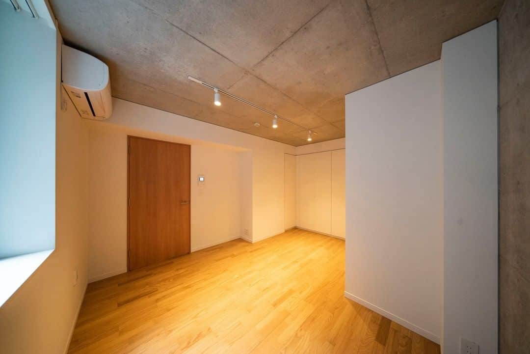 のインスタグラム：「『地下の利点 105』﻿ ﻿ ・小田急小田原線下北沢駅 徒歩5分 ・21.7万円・51.17m²・2DK﻿ ___________________________________________________________________﻿  下北沢駅と世田谷代田の駅の中間くらい。 2020年3月に建ったばかりの安藤忠雄建築研究所の設計による低層賃貸マンション。 わたしは期待に胸膨らませ、向かったのです。  間取りもさまざま。 こちらは105号室。2DK。1階〜地下1階まで。 地下のある部屋って個人的にちょっとドキドキします。 地下の部屋なんて住んだことも泊まったこともないもので。笑  そんな半地下の利点を考えてみました。 光があまり入ってこないから、プロジェクターで映画を見るのに良さそう。 ちょうど良い白い壁もありますしね。  あとはまず、ぐっすり眠れそう。笑  デザイナーズでもレトロマンションでも、 自分の好みに引っかかる何かがある部屋に出会いたいものです。 わたしもそう思いながらもう何年も経ってしまっている…。 若い頃よく行っていた下北沢も最近は印象が変わったように思います。 駅前にはおしゃれなビルやお店がたくさんあって。 また新しい下北文化が生まれていくんだろうな〜。 新しい下北と、新しいお部屋。 暮らしにも新しい光が差し込みそうな予感。  ___________________________________________________________________﻿ ﻿ 「オンラインでお部屋探し」スタートしました💁‍♀️💁‍♂️﻿ ご相談お待ちしております。 ﻿ ﻿ ▼詳細、そのほかのお部屋はプロフィールのリンクから﻿ @setagayakurasson﻿ ﻿ _____________________________________________________________________﻿ ﻿ #せたがやクラソン #せたがやンソン #賃貸 #お部屋探し #世田谷区 #世田谷散歩 #リノベーション #賃貸インテリア #日常 #ふたり暮らし  #下北沢駅 #小田急線  #建築  #オンラインお部屋探し」