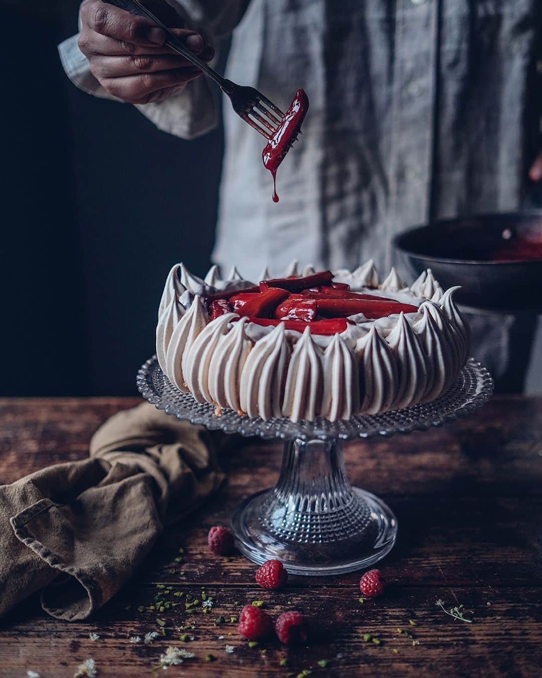 Our Food Storiesさんのインスタグラム写真 - (Our Food StoriesInstagram)「We‘ve been working on a new delicious recipe for you guys 🤗 Can‘t wait to share this pavlova with poached rhubarb on the blog tomorrow 💞 #ourfoodstories  ____ #pavlova #rhubarbseason #rhubarbcake #rhubarbpavlova #foodstylist #foodphotographer #germanfoodblogger #simplejoys #fellowmag #bakingtime #foodphotographyandstyling #momentslikethis #baisertorte #verilymoment」6月5日 22時29分 - _foodstories_