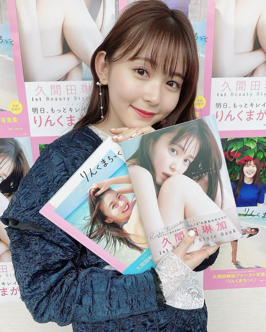 久間田琳加さんのインスタグラム写真 - (久間田琳加Instagram)「今日はスタイルブック&写真集の 発売発表記者会見でした！ 本が出来上がって、皆さんに届く日が1番ドキドキするんだなと、実感しました。 発売日を迎えられたことを嬉しく思います☺️ 本の撮影、出版に携わってくださったスタッフの皆様、 そして本をみてくださった皆様、 本当にありがとうございます！！ たくさんの嬉しいお言葉をいただき幸せです🤍 #りんくまがじん　#りんくまちっく　#スタイルブック　#写真集」6月5日 22時34分 - rinka_kumada0223