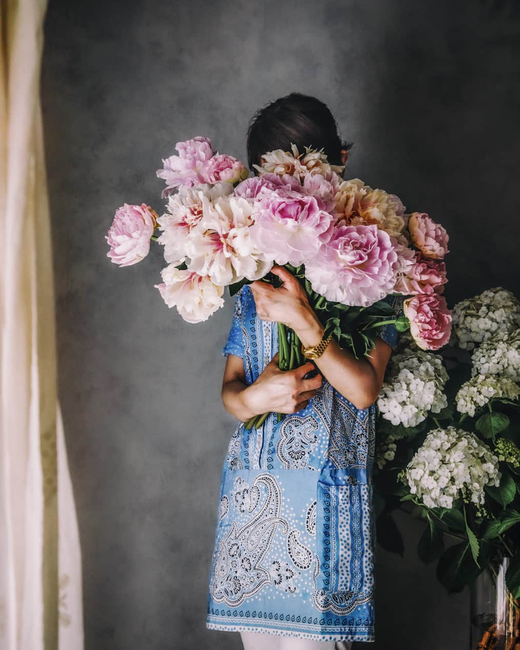 柳澤麻衣さんのインスタグラム写真 - (柳澤麻衣Instagram)「I love the sweet scent of peonies. Happy Friday to all 🌸 . 芍薬二種。 毎年芍薬の季節が楽しみ。 香りも好きな花です✨」6月5日 22時34分 - toile_blanche