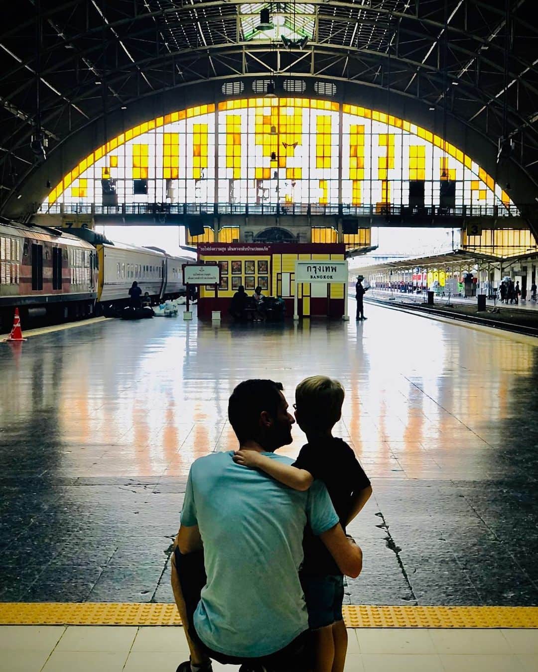 ゆうゆのインスタグラム：「.﻿ 2020.06.05﻿ ﻿ ﻿ *⿻｡* . ﻿ ﻿ ﻿ バンコクの古いとても素敵な駅で﻿ たまたま出逢った親子﻿ 子供にいろいろ教えてあげてるお父さんが﻿ カッコ良くていいシーンだったなぁー﻿ ﻿ ローライが故障してたのが﻿ 残念でたまらないっ。﻿ ﻿ ﻿ ﻿ この写真見てたら﻿ TVで横田滋さんが亡くなったとNEWSが。﻿ ﻿ 娘が拉致される、、、﻿ 私なんかが想像出来ないくらいの日々だったに違いない。﻿ ほんとうにほんとうにお疲れ様でした。﻿ ﻿ ﻿ ﻿ 滋さん、﻿ 私のお父さんにちょっと似てたんだー﻿ ﻿ ﻿ ﻿ __________________________________________________**✧̣͙ͥ*﻿ ______________﻿ ﻿ ﻿ #iPhonex﻿ #yuyu_thailand﻿ #暮らすように旅をする﻿ #thailand﻿ #Bangkok ﻿ #ファランポーン駅﻿ #Hualamphongstation﻿ #いつかまた世界で」