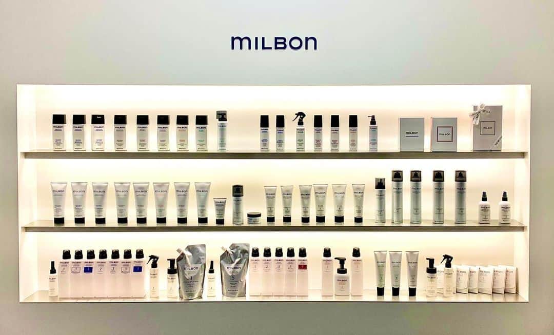"milbon"（ミルボン）のインスタグラム：「【360°  Beautiful Hair】 ・ There are technologies that are not senses. ・ Elucidation of phenomena, identification of causes, countermeasures. ・ Everything has science and technology.  That is why “milbon” can make your hair 360° beautiful. ＊ 感覚ではないテクノロジーがある。 ・ 現象解明、原因特定、対策 ・ 全てにサイエンスとテクノロジーがある。 だからこそあなたの髪を360° Beautiful Hairに“milbon”は導けます。 ・ ・ ◆“milbon”は美容室専売品です。 お取扱いサロンは、プロフィール欄にありますサロンロケーターにてご確認ください。 ＊ #milbon #globalmilbon #haircare #heat #simple #mode #monochrome #monotone #hairmake #ミルボン #グローバルミルボン #シャンプー #トリートメント #アウトバストリートメント #洗い流さないトリートメント#ヘアケア #モノクロ #モノトーン #白黒 #おうち時間 #頭皮ケア #くせ毛  #スタイリング剤 #シンプル #モード」