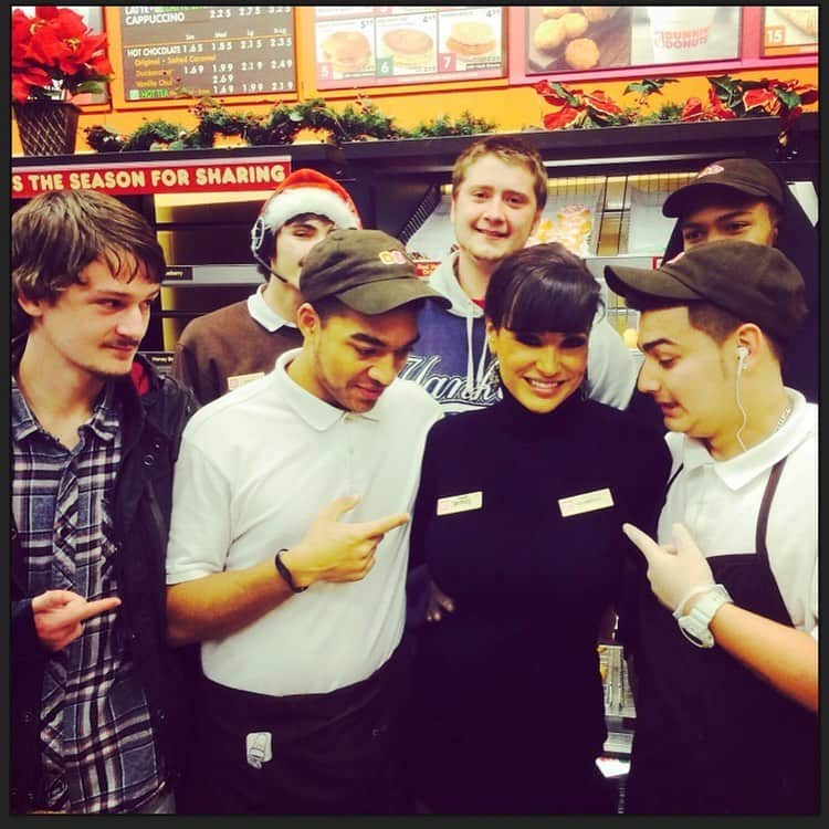 リサ・アンさんのインスタグラム写真 - (リサ・アンInstagram)「#nationaldonutday  #flashbackfriday  Jacksonville N.C. 2013  Just another addition to my already stacked resume, a short shift @dunkin」6月5日 22時41分 - thereallisaann