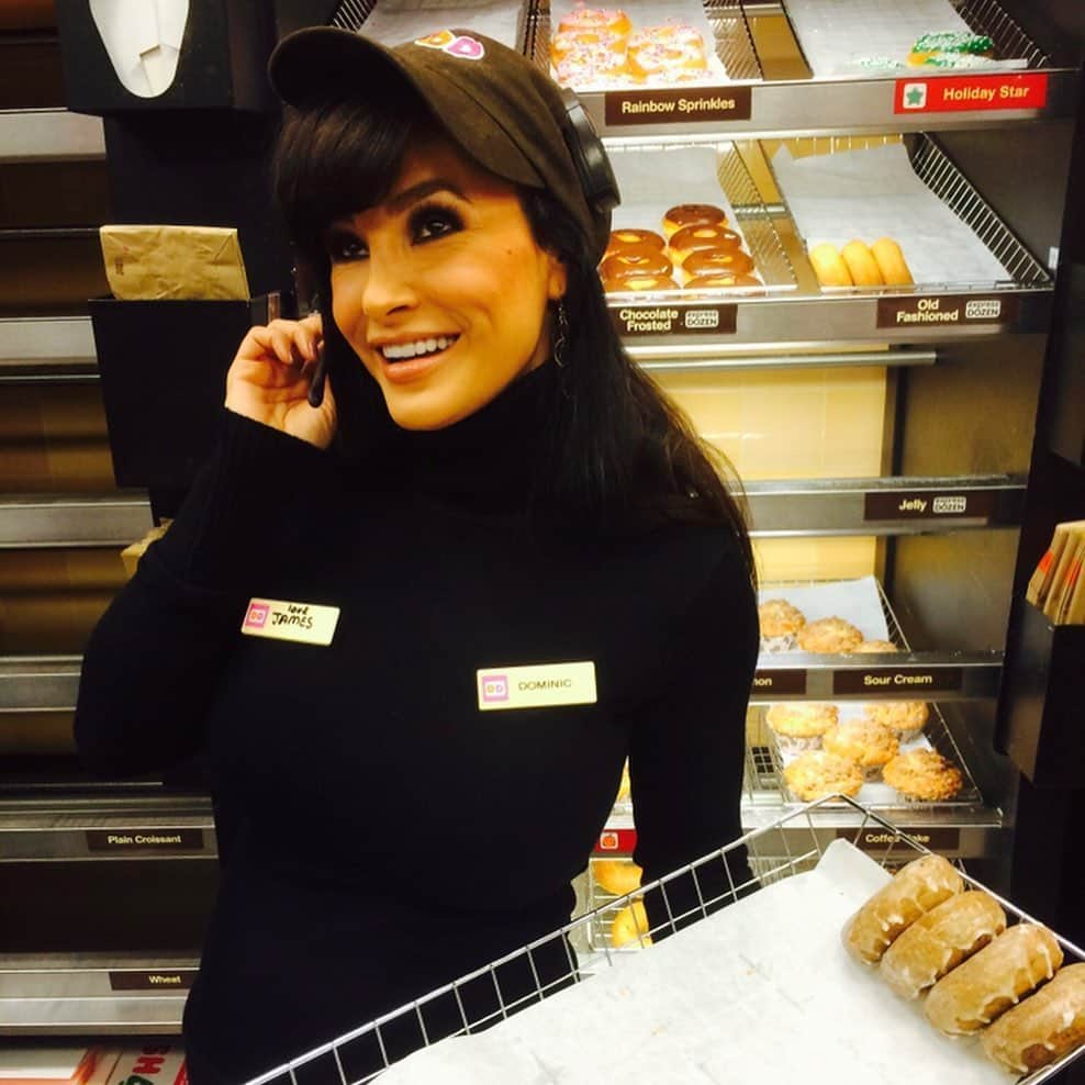 のインスタグラム：「#nationaldonutday  #flashbackfriday  Jacksonville N.C. 2013  Just another addition to my already stacked resume, a short shift @dunkin」