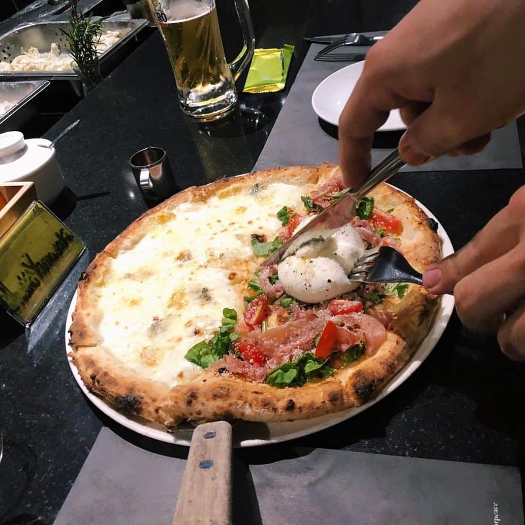 旅ぷらAPTトラベル ハノイ支店のインスタグラム：「【一度は行きたい！Pizza 4P's】 ・ ベトナム在住の方なら誰もが知る 有名イタリアンレストラン『4P's(フォーピース)』🍕 ・ 今や、人気はベトナム国内に留まらないほどの 有名レストランですが、 実は、ある素敵な日本人ご夫婦が経営されている お店なんです！！😳🇯🇵 ・ ピザの美味しさはもちろんのこと、 接客から店内のインテリアに至るまで とにかく全てがハイクオリティ 🥺💓 ・ 日本からの友人を招く際に、一度はここへ連れていく！ という在住者の方も多いのではないでしょうか！🥰 ・ ハノイ市内には現在、全部で7店舗がありますが、 観光ついでに立ち寄りやすいのは、Bao khanh通り にあるハノイ大教会近くの店舗でしょう😊 ・ また、ランチ、ディナー共にかなり混み合うことが多いので、ご来店の際はご予約されることをお勧めします👍 ・ ちなみに、4P'sといったらこれ！ Burrata Cheese (ブラッターチーズ)という 水牛の乳を原料にしたチーズが丸ごとのったピザは、 大人気の絶品ピザなので、 とにかく一度は食べてほしい一品です🥺💕 ・ ・ @pizza4ps 📍11B, Bao Khanh Alley, Hoàn Kiếm 🕑10時00分～23時00分」