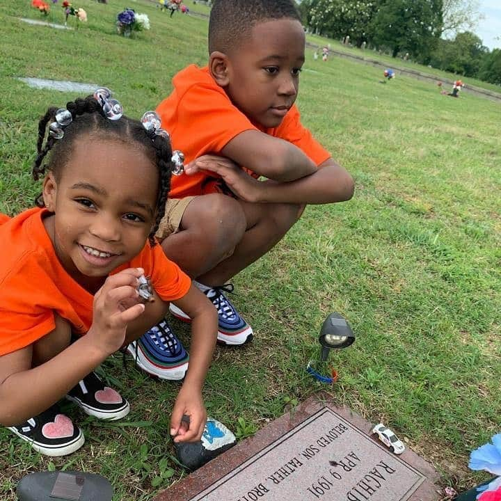 ジュリアン・ムーアさんのインスタグラム写真 - (ジュリアン・ムーアInstagram)「This photo was sent to me by Mary Jackson at @TheHebFoundation, one of the 14 community partners @Everytown is supporting during this year's #WearOrange. Gun violence ravages too many families and disproportionately affects Black families because of systemic racism and other issues. We all deserve to live a life free from gun violence, and we must continue the fight. Please read Mary's words below to learn more about their organization. --- Too young to understand the severity of the situation. The headstone that implies permanency. Another life lost. Time stopped. Their daddy... a very consistent thread has been torn and ripped from their lives. A life that was stolen too soon. They will never know the love of their father. Not because he did not love them but because someone stole his life from them through a senseless act of gun violence.  The HEB Foundation Inc. @TheHEBFoundation, a 501(C)(3) IRS registered organization. Established through pain and loss, it serves socio-economically challenged areas affected by gun violence in the Hampton Roads VA area through numerous outreach and service programs. Services include - grief support, life-skill classes, food, toiletries, sports, school supplies and holiday assistance programs. Together we can help put an end to gun violence by #JustHEBin! Healing one another through servitude, advocacy & outreach, Evolving the mindset of the community through education, and building a community through love! #WeWearOrange #PutTheGunsDown #EnoughIsEnough #SayNoToGunViolence #NoMoreLivesLostToGunViolence #LLHib #Justice4Hib #040991 #101118」6月5日 22時44分 - juliannemoore