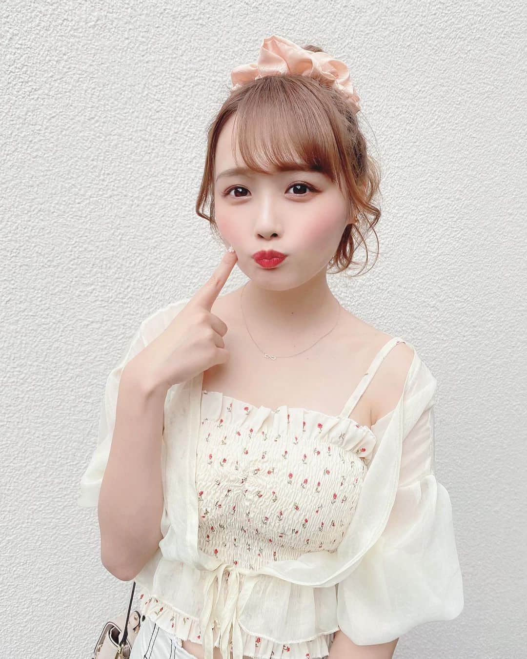 のインスタグラム：「. . やーーーっとネイル行ってきた😌 @raviy_riho ありがとう☺️ 大好きなオレンジネイルにした🧡 @raviy31 . . . . 👗シャツ　@grl_official . 👗キャミソール　@chiik.official . 👗ボトムス　@grl_official . 👜バッグ　@noela_official . 🎀シュシュ　@hm . . . . #私服 #coordinate #grl #グレイル #グレイル購入品 #エイチアンドエム #noela #春服 #春服コーデ #春コーデ #ネイル #love #instagood」