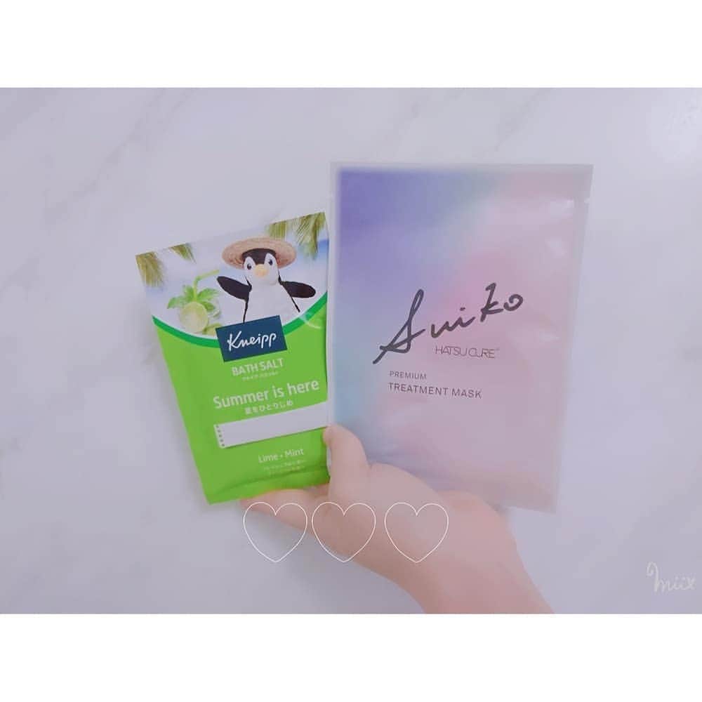 片瀬美月のインスタグラム：「🛁*。 * * * おふろたいむに ちょっぴり、贅沢セット💎 * * Kneipp バスソルト ライムミントの香り SUIKO HATSU CURE プレミアムトリートメントマスク * * * 🛁*。 #お風呂  #バスタイム  #バスソルト  #スキンケア  #bathtime  #bathsalts」