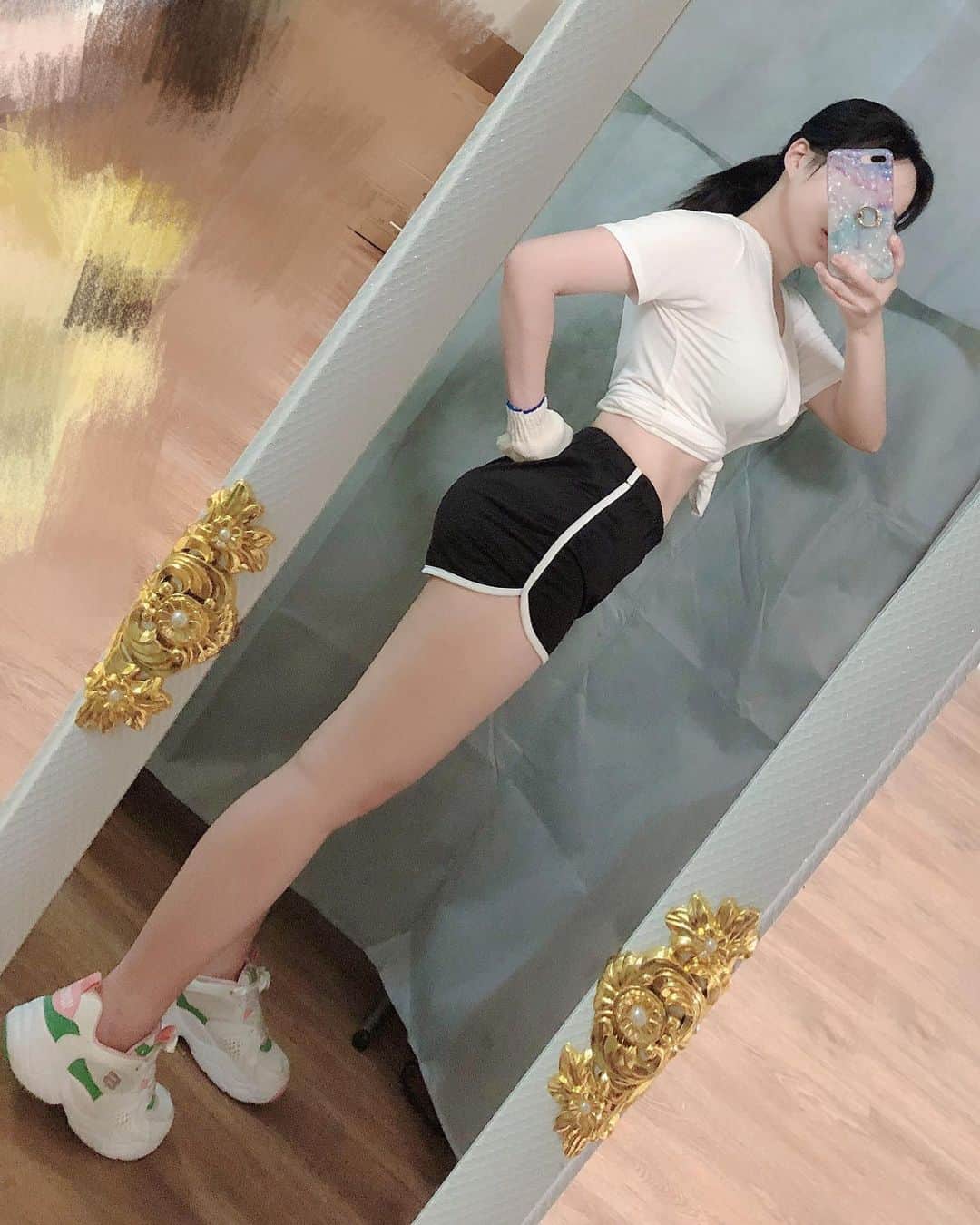 千尋のインスタグラム：「今天丟了紙類回收 超熱！！！ It's too hot even at night when I go to dump the garbage !」