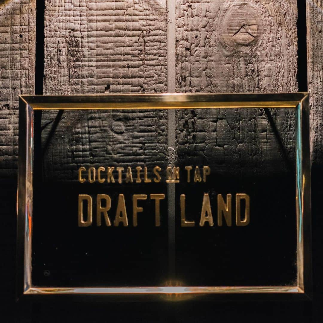 HereNowさんのインスタグラム写真 - (HereNowInstagram)「Enjoy original cocktails on tap at this super hip Dong Qu area bar. Draft Land is probably the coolest place to get a drink in Taipei right now. It’s also the first ever “cocktail on tap” bar in Asia! If you’re looking for a cool place to drink Taipei style, you have to check this place out.  店内でも路上でも。カジュアルに自由に楽しめるカクテルバー🍸　@draftland  #herenowcity #herenowtaipei #wonderfulplaces #beautifuldestinations #travelholic #travelawesome #traveladdict #igtravel #livefolk #instapassport #optoutside #taipei #台湾 #台北 #台北旅行 #대만 #대만여행 #타이베이 #iseetaiwan #exploretaiwan #vscotaiwan #taiwangram #台灣 #早午餐 #brunch #美食 #tastyfood #小吃 #食記 #古早味」6月5日 22時50分 - herenowcity