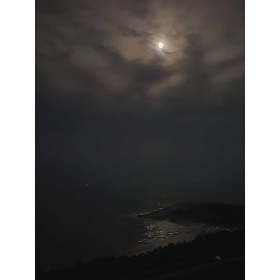 のインスタグラム：「満月🌕なんとか見れましたw . . . ． ． ―――――――――――――﻿ ． ▪️重要なおしらせ﻿ 『経営コンサルプロデュース』始動。﻿ ﻿ #起業家 #フリーランス #自営業 #中小企業 を対象としたブランド価値を高めて広告費をかけず、顧客獲得を目指す経営コンサルプロデュースを６月よりstartします。﻿ ﻿ すでに２名の方が意思表明されています。﻿ ﻿ 無形商材やコンテンツ、高単価商材のセールス方法などオンラインにも強い、プロデュースです。﻿ 本気の方と取り組ませてもらいます。﻿ ﻿ ※詳細は @buchimaki_1121 プロフィールURL→『経営コンサルプロデュース』をクリック！詳細ページに飛びます！ ﻿ ――――――――――――﻿ ﻿ #集客#経営戦略#ブランディング#宮崎#起業コンサル#起業 #宮崎#起業女子#美容室#売り上げアップ #サロン#福岡 #サロン集客#ビジネス強化 #思考 #女性起業家 #コンテンツ#無形#セールス#宮崎のインフルエンサー #オンライン#プロデュース#SNS#SNS集客#経営#満月」