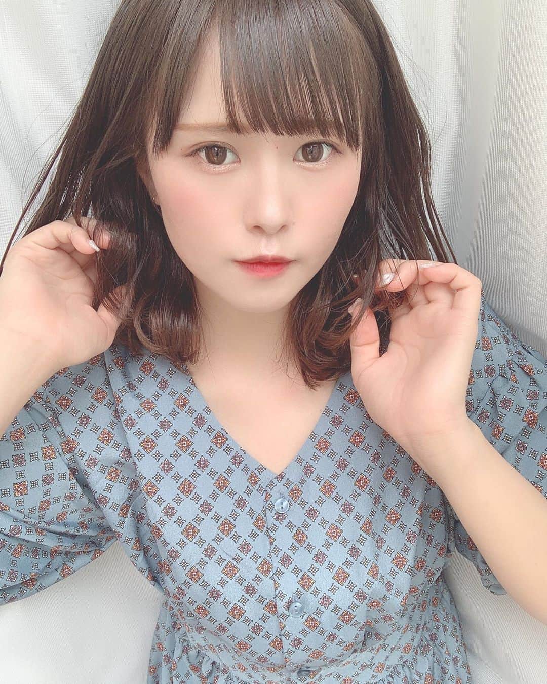 のインスタグラム：「髪の毛綺麗になったよ(∩´｡•×•｡`∩)♡ トリートメント、カラー、毛先のカットで揃えてもらってとても綺麗です( ⸝⸝•ᴗ•⸝⸝ )‪‪❤︎‬ ボブみちゃんです🍒🍒 どうかな……？♡ 美容師さん @yamamote_hair  いつもめっちゃ可愛くしてくれてお世話になってます！(∩´｡•×•｡`∩)♡ 髪質改善をしてもらってから元々パサパサだったのに髪質がめっちゃ良くなった……！✨ #髪質改善 #髪質改善トリートメント #やまモテヘア #原宿美容室 #ヘアアレンジ #カラー #カット #トリートメント #ワンピース #夏コーデ #ワンピースコーデ #髪質改善美髪トリートメント #髪質改善美髪 #アイドル #idol」