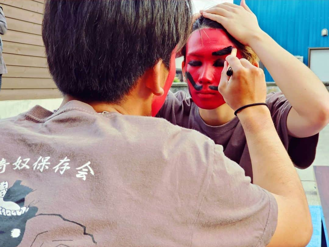 飯田嘉太さんのインスタグラム写真 - (飯田嘉太Instagram)「今日は中継で粟崎八幡神社へ⛩️ ･ ･ 第①回から金沢百万石まつりで奴行列を披露している 粟崎奴保存会さんに集まって頂きました☺ ･ ･ 掛け声や道具渡し(毛槍や傘などを渡す所作)を 少しだけ披露して頂きました👏 ･ ･ 短時間でしたが、息の合ったパフォーマンスに これまでに懸けてきた思いや努力が伝わってきました✨ ･ ･ 音頭取り以外は顔を赤塗りにするのも特徴です😲 本来の行列姿を見る日が待ち遠しい🙌 来年のまつりの楽しみが①つ増えました😆 ･ ･ お仕事帰りに集まって頂き 本当にありがとうございました‼  #石川テレビ #石川さん #livenewsit #中継 #金沢市 #粟崎町 #粟崎八幡神社 #金沢百万石まつり #奴行列 #粟崎奴保存会 #赤塗り #音頭取り #白塗り #はさみ箱 #道具渡し #ナイスパーフォーマンス #ありがとうございました #アナウンサー #飯田嘉太 #祭りは楽しい #祭り最高」6月5日 23時03分 - kabuto_iida