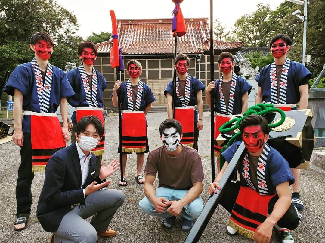 のインスタグラム：「今日は中継で粟崎八幡神社へ⛩️ ･ ･ 第①回から金沢百万石まつりで奴行列を披露している 粟崎奴保存会さんに集まって頂きました☺ ･ ･ 掛け声や道具渡し(毛槍や傘などを渡す所作)を 少しだけ披露して頂きました👏 ･ ･ 短時間でしたが、息の合ったパフォーマンスに これまでに懸けてきた思いや努力が伝わってきました✨ ･ ･ 音頭取り以外は顔を赤塗りにするのも特徴です😲 本来の行列姿を見る日が待ち遠しい🙌 来年のまつりの楽しみが①つ増えました😆 ･ ･ お仕事帰りに集まって頂き 本当にありがとうございました‼  #石川テレビ #石川さん #livenewsit #中継 #金沢市 #粟崎町 #粟崎八幡神社 #金沢百万石まつり #奴行列 #粟崎奴保存会 #赤塗り #音頭取り #白塗り #はさみ箱 #道具渡し #ナイスパーフォーマンス #ありがとうございました #アナウンサー #飯田嘉太 #祭りは楽しい #祭り最高」