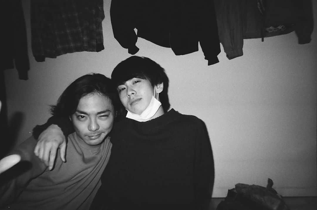 秋元龍太朗のインスタグラム：「まだ寒かった時、中山求一郎が撮ってくれた諫早幸作と私」