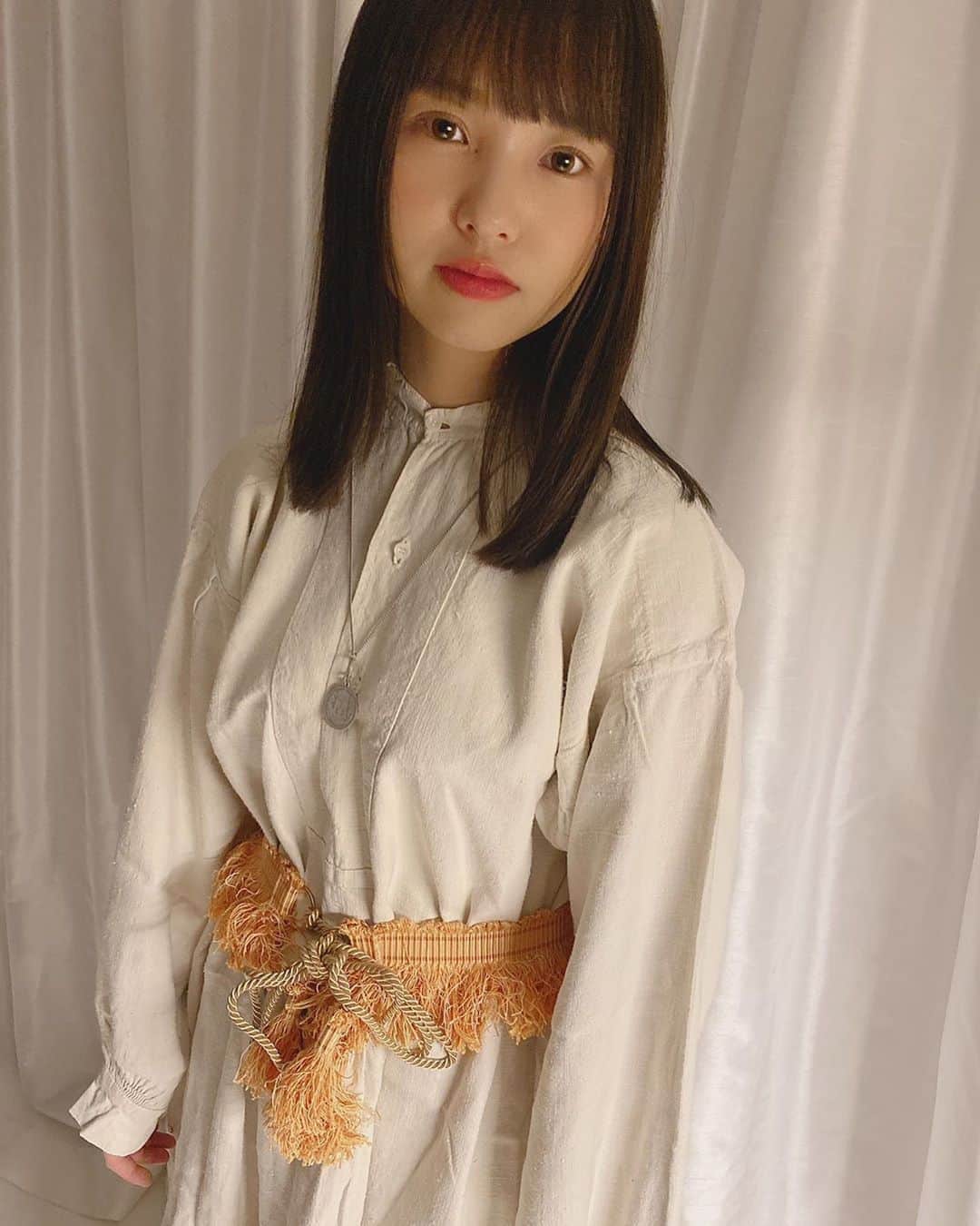 本郷柚巴のインスタグラム：「100年以上前だったかな フランスの農家作業服なんです  当時の泥が所々染みついて 丁度お尻の辺りとか♥️ 生地がしっかりしていて持ち主のイニシャルが赤の糸縫われてます 多分たくさんまとめて洗って誰のかわからなくなるからだろうね  わたしがしっかり後を継いで大切に着ますからね♥️ 腰にアクセント☺️ ワンピースにも何にでも合います凄く便利、もう一つ欲しいくらい  #リネン #古着 #フランス #農耕服 #可愛い🤤」