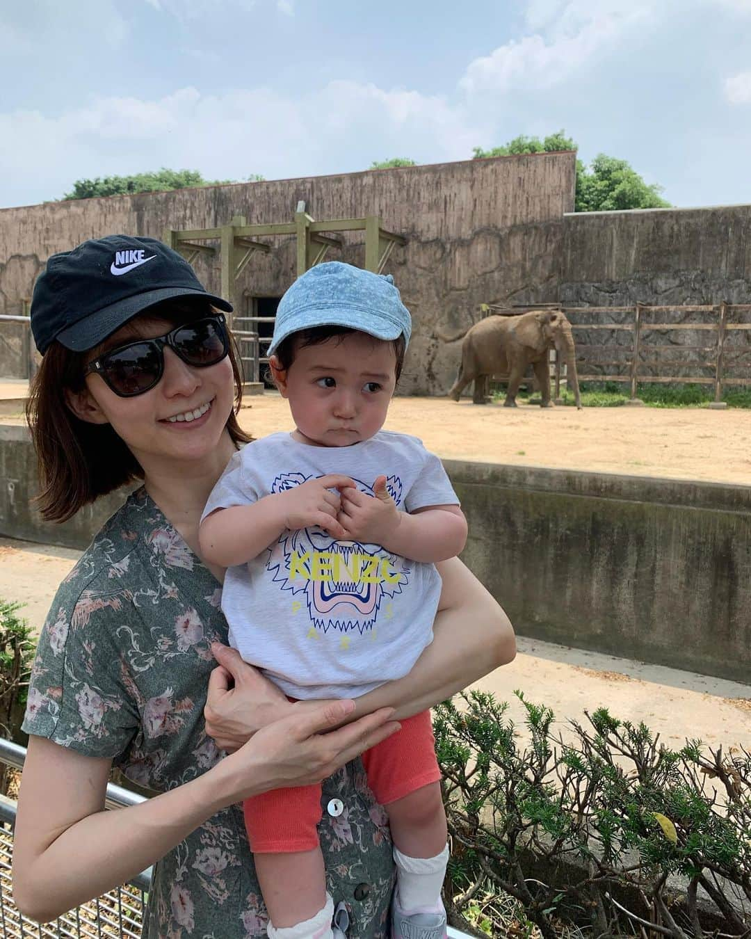 佐々麻梨江のインスタグラム：「べべ日本では初めてのzoo👶 毎日動物の図鑑見て叫んでるので早く連れて行ってあげたかった私たち😚 平日の空いているところに行きました😃 べべだけでなく大人になってから楽しめる動物がたくさんいることを発見！ わたしは小さい頃から馬ポニーが大好きあ😚 動物好きに成長してほしいな😻 * * * #ぞうさんは鼻が長い　ってゆうと鼻を触り #きりんさんは背が高い　ってゆうと大きく伸びをする #生後10ヶ月  #10monthsold  #女の子ベビー  #令和元年ベビー  #babygirl  #babystagram  #赤ちゃんのいる暮らし  #赤ちゃんのいる生活  #女の子ママ #ママライフ #babyandmommy  #👶 #아가 #猛暑　だったけど」