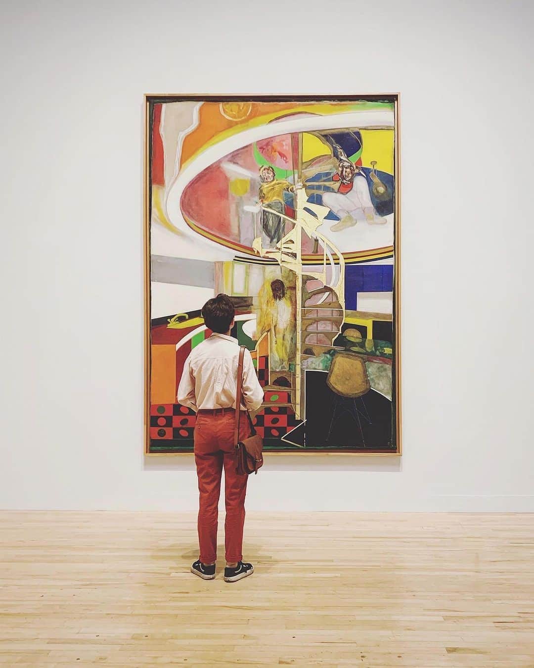Tea and sittingのインスタグラム：「#amplifyblackvoices #amplifymelanatedvoices 🖤👁...We can learn such a lot through art: It widens our visual inspiration, knowledge and sense of history. Art is often an unintended representation of time; an expression of joy, pain, torment, happiness, conflict, resolution and also the ordinary, everyday parts of life which then live on to teach us about experiences far removed from our own . By observing the outpouring of someone else’s soul we can sense history and injustices in their purest and most authentic form. If a piece of art, or even a genre of art, is not to your personal taste it is still extremely important to LOOK at it, appreciate it and acknowledge what it is and how it makes you feel, especially if that feeling is an uncomfortable one. Ask yourself why and don’t shy away from it. LEARN what it’s about or what it represents; ‘liking’ it is secondary. There are plenty of emotive photographs here on Instagram at the moment which ‘sum things up’, but I would urge you to explore and find the images which are not as easy and palatable for you because that is actually what sums things up... Swipe across to see work by #blackartists and #pocartists that I have discovered through IG ( they are tagged but also numbered below ) and below is also a list of creatives and artists you can explore and appreciate here on @Instagram . I will also share some more images in my Stories today 1. An image I took at the @frankbowlingra exhibition last year  2. @aidamuluneh  3. @nelsonmakamo  4. @urgalsal_  5. @collins_obijiaku  6. @hayvkahraman  7. @mouslamrabat  8. @abstractexit  9. @rochellesodipoart  10.@yoyolander ...................................................... Other accounts which are a great art  source are: @sugarcanemagazine  @blackbritishvisualartists @blackwomeninvisualart @dopeblackart @blackgirlartshow @supportblackart ...................................................... ...and a few more artists and creative accounts you will enjoy: @fabiolajeanlouis @mkoby_ @marcellina_akpojotor @maya.njie.perfumes @findingpaola @juleshoganknitwear @lou_captures @iamkristabel @iamronnicole」