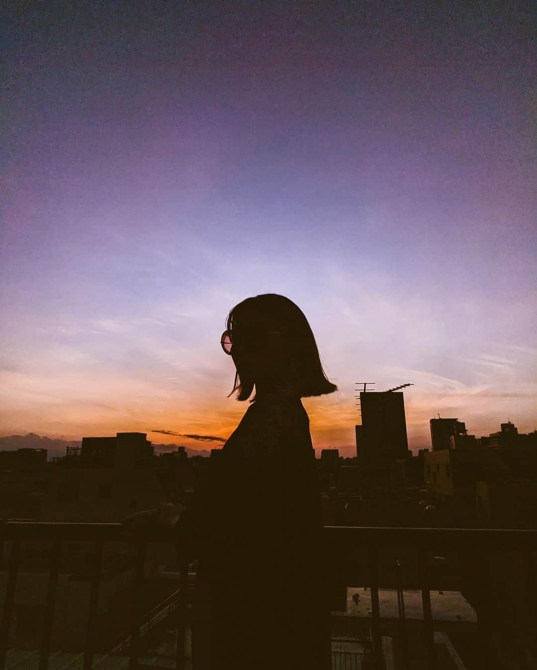 鈴木淳子さんのインスタグラム写真 - (鈴木淳子Instagram)「Sunset in Tokyo, May 2020🌇 I'm always captivated by the freedom and beauty of the sky. A different face with each day.  Layer upon layer of color. When you try to capture that moment, the camera always misses something, and drawing it is so difficult. Fleeting yet powerful; my eternal fascination.  小さい頃から自然がすき。 動物がすき。空がすき。 空ってなんて自由で美しいのだろう。 毎日違う表情。幾重にも重なる色。 その一瞬を切り取ろうと思っても カメラではうまく捉えられなくて 絵に描こうと思ってもとても難しい。 儚いのに強くて、きっと永遠の憧れ。 . #Googleのスマホ #teampixel」6月5日 23時28分 - junkosuzuki