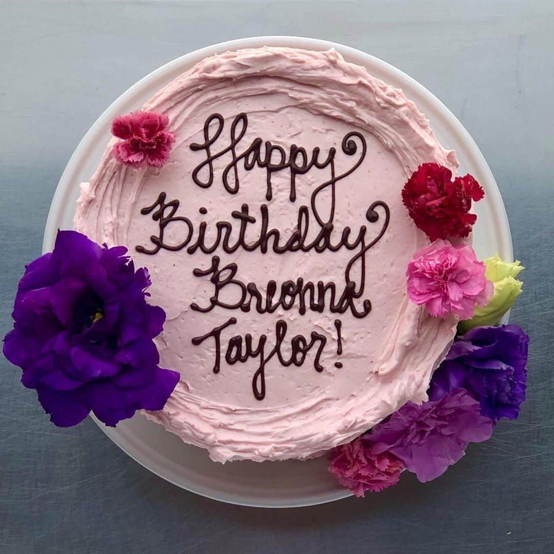 マーク・ジェイコブスさんのインスタグラム写真 - (マーク・ジェイコブスInstagram)「RECOGNIZE. APPRECIATE. VALUE.  Repost @valerieconfctns ・・・ June 5, 2020 would have been Breonna Taylor’s 27th birthday, so we are here to celebrate her life and honor her memory with #Breonnasbirthdaycake. Tomorrow we will have slices of her cake available at #valerieechopark and donating ALL PROCEEDS of these sales to the GoFundMe account for Breonna’s family. Making as much cake and buttercream as we can right now...let’s go.  @battymamzelle coordinated seven actionable items that you can do to bring #justiceforbreonnataylor  Swipe to see items and link in my bio for click through.  Thanks and be kind out there.  #howcanibeofservicetoday #breonnataylor @naacp_ldf」6月5日 23時29分 - themarcjacobs