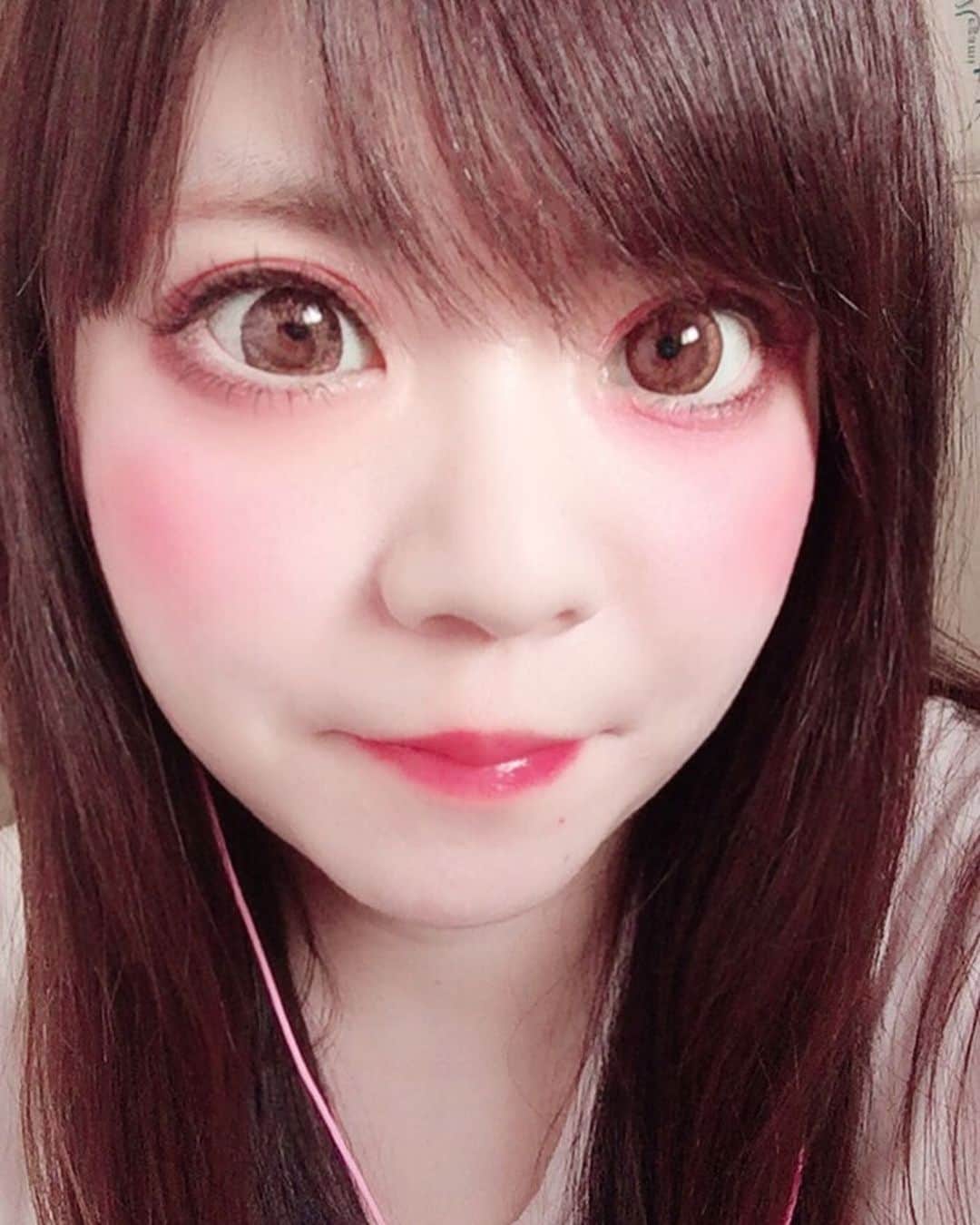 hoshizaki eriのインスタグラム：「@celefit.jp のパレットで 女の子メイク💄 . 主に#01 番を使い 【colore】と【Dolce】を アイホールと目頭全体に塗り ラメが美しい＃3 は【Herbe】を 目尻とアイホール全体にさらっと✨ 涙袋はキラキララメの グラデーションで可愛めに💖 . @celefit.jp のシャドウは ラメ感がすごく綺麗で お気に入りです❣️ . . #bellacolectionアイパレット #celfit  #eyeshadowpalette  #coral  #アイパレット  #韓国コスメ  #コスメレビュー #メイクアップ #コーラル系  #ラメグラデーション #キラキララメ #ラメグラデ #メイク動画 #アイシャドウパレット  #韓国メイク  #オルチャンメイク  #PR #pleaselikeit  #likebackalways #followme  #followback  #相互フォロー  #맞팔 #팔로미 #뷰티인스타 #화장품스타그램 #인생템 #화장품추천 #메이크업 @celefit.jp @celefit_official」