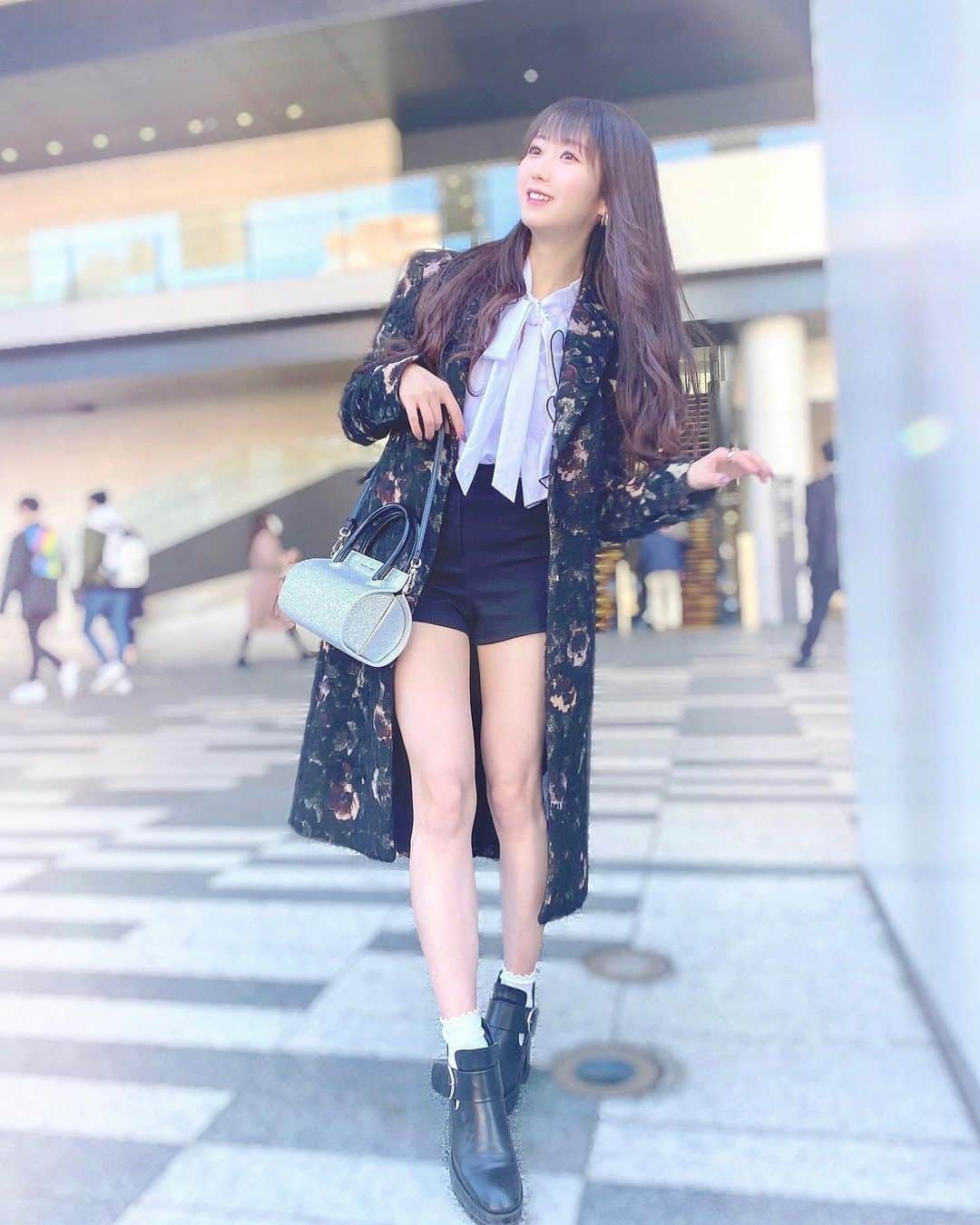 大谷映美里さんのインスタグラム写真 - (大谷映美里Instagram)「🍇 ㅤㅤㅤㅤㅤㅤㅤㅤㅤㅤㅤㅤㅤ まだコートを着るくらい肌寒かった頃の写真…👾💭 ㅤㅤㅤㅤㅤㅤㅤㅤㅤㅤㅤㅤㅤ 今年の春アウターはあんまり出番がなかったなぁ〜 紫の髪の毛なつかしいね🔮✨眉毛もむらさき。 ㅤㅤㅤㅤㅤㅤㅤㅤㅤㅤㅤㅤㅤ アウター、ブーツ #zara ブラウス #epine パンツ #chuu  バッグ #charlesandkeith  指輪 #liquem イヤリングはQoo10で！ ㅤㅤㅤㅤㅤㅤㅤㅤㅤㅤㅤㅤㅤ」6月5日 23時34分 - otani_emiri