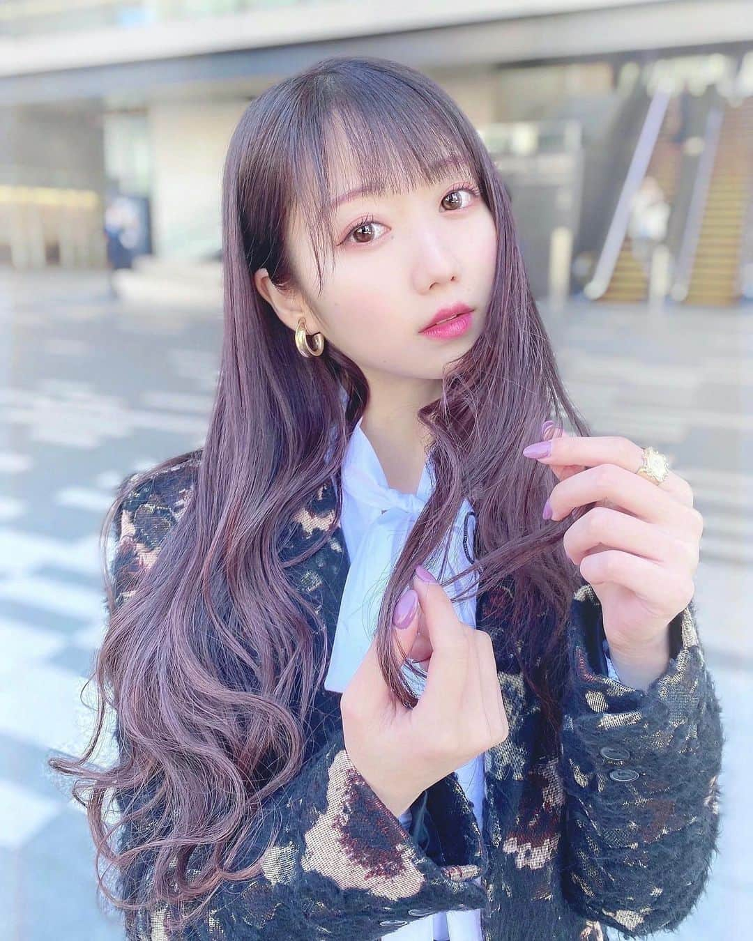 大谷映美里さんのインスタグラム写真 - (大谷映美里Instagram)「🍇 ㅤㅤㅤㅤㅤㅤㅤㅤㅤㅤㅤㅤㅤ まだコートを着るくらい肌寒かった頃の写真…👾💭 ㅤㅤㅤㅤㅤㅤㅤㅤㅤㅤㅤㅤㅤ 今年の春アウターはあんまり出番がなかったなぁ〜 紫の髪の毛なつかしいね🔮✨眉毛もむらさき。 ㅤㅤㅤㅤㅤㅤㅤㅤㅤㅤㅤㅤㅤ アウター、ブーツ #zara ブラウス #epine パンツ #chuu  バッグ #charlesandkeith  指輪 #liquem イヤリングはQoo10で！ ㅤㅤㅤㅤㅤㅤㅤㅤㅤㅤㅤㅤㅤ」6月5日 23時34分 - otani_emiri