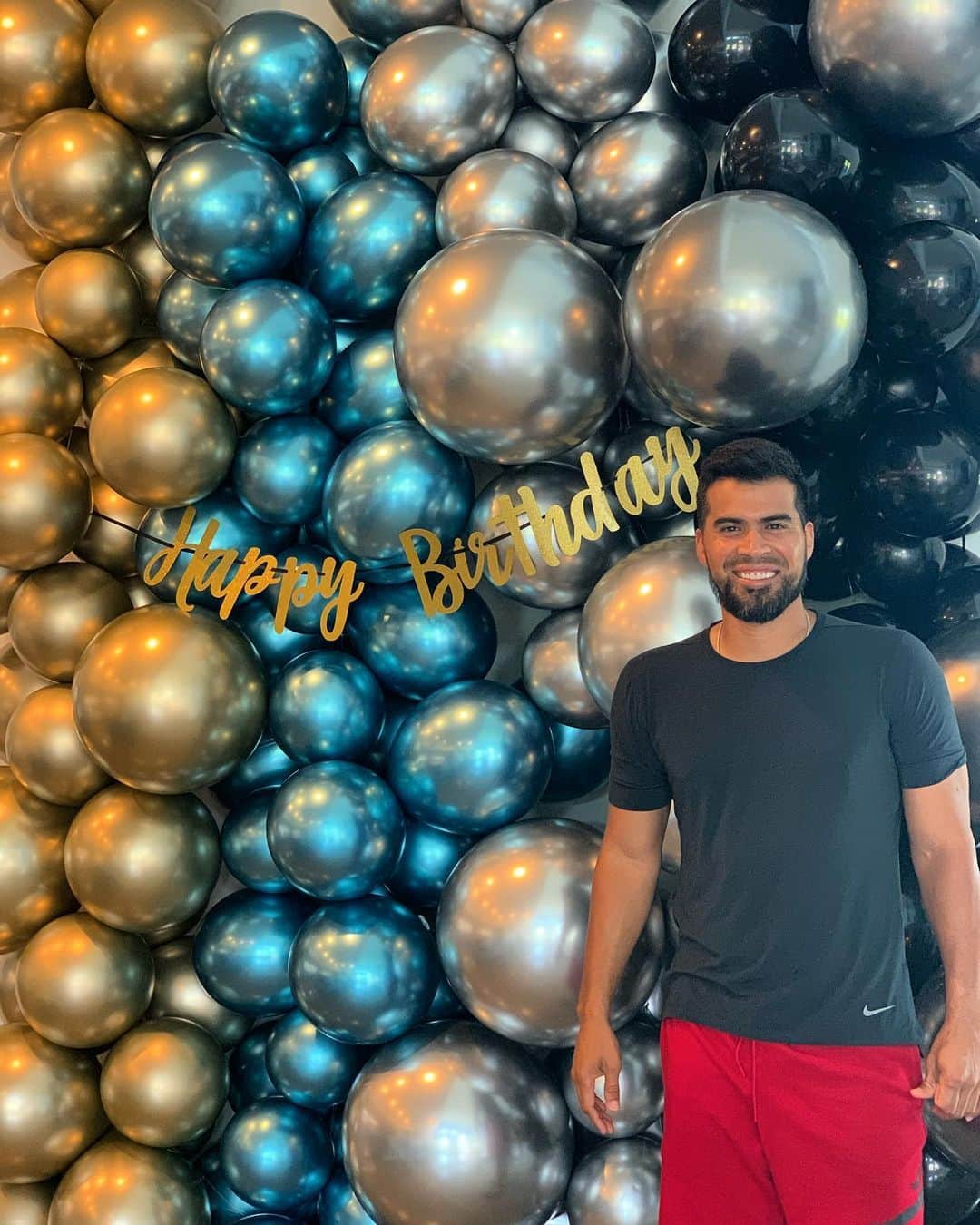 ロビンソン・チリノスのインスタグラム：「Feliz cumpleaños para Mi, agradecido con Dios por todo lo que ha hecho en mi hasta ahora tengo Fe que el seguirá cada día trasformando mi corazón,mente y alma para llegar hacer el hombre que él creo  cuando me encuentre  en su presencia. Gracias Señor Jesús. #felizcumpleaños  Happy birthday to me, grateful to God for everything he has done in me so far, I have Faith that he will continue to transform my heart, mind and soul every day to become the man he created when I am in his presence.  Thank you Lord Jesus #dios #familia #happybirthday」