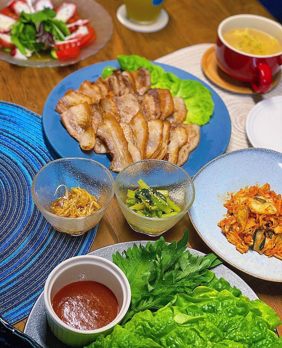 のインスタグラム：「おうち晩ご飯.  サムギョプサルにしました💓 今日は、簡単にフライパンで😙 辛いものはあまり得意ではないけど、 サムギョプサルやチヂミなど 韓国料理は何でも大好きです😂💗 ・ 相変わらずお家ご飯な毎日ですが、 サムギョプサルや焼肉などは 少しパーティー気分になるし、 楽しくていいですよね〜🥰🥺 明日のメニューは何にしようかな☺️ ・ #お家ご飯#手作り#cooking #料理#趣味#asakitchen #おうち時間 #この時間のご飯投稿すみません🙇🏻‍♀️笑」