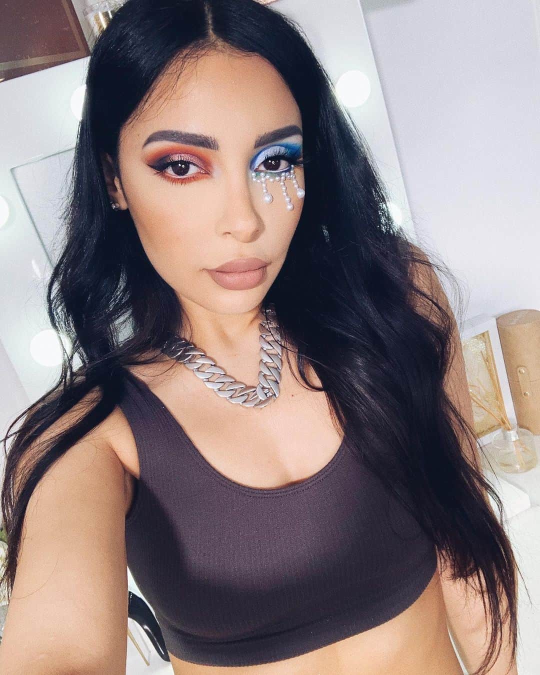 sananasのインスタグラム：「🧡or 💙? Vous préférez quel côté ? 🙂Et nouvelle video babes ! Je vous ai filmé une totale revue sur la nouvellepalette Stupid Love de @hauslabs, la marque de Lady Gaga ! Je vous mets le lien dans la bio ! Vous en pensez quoi vous ? 📷 Inspi larmes en perles : @lunafortun」