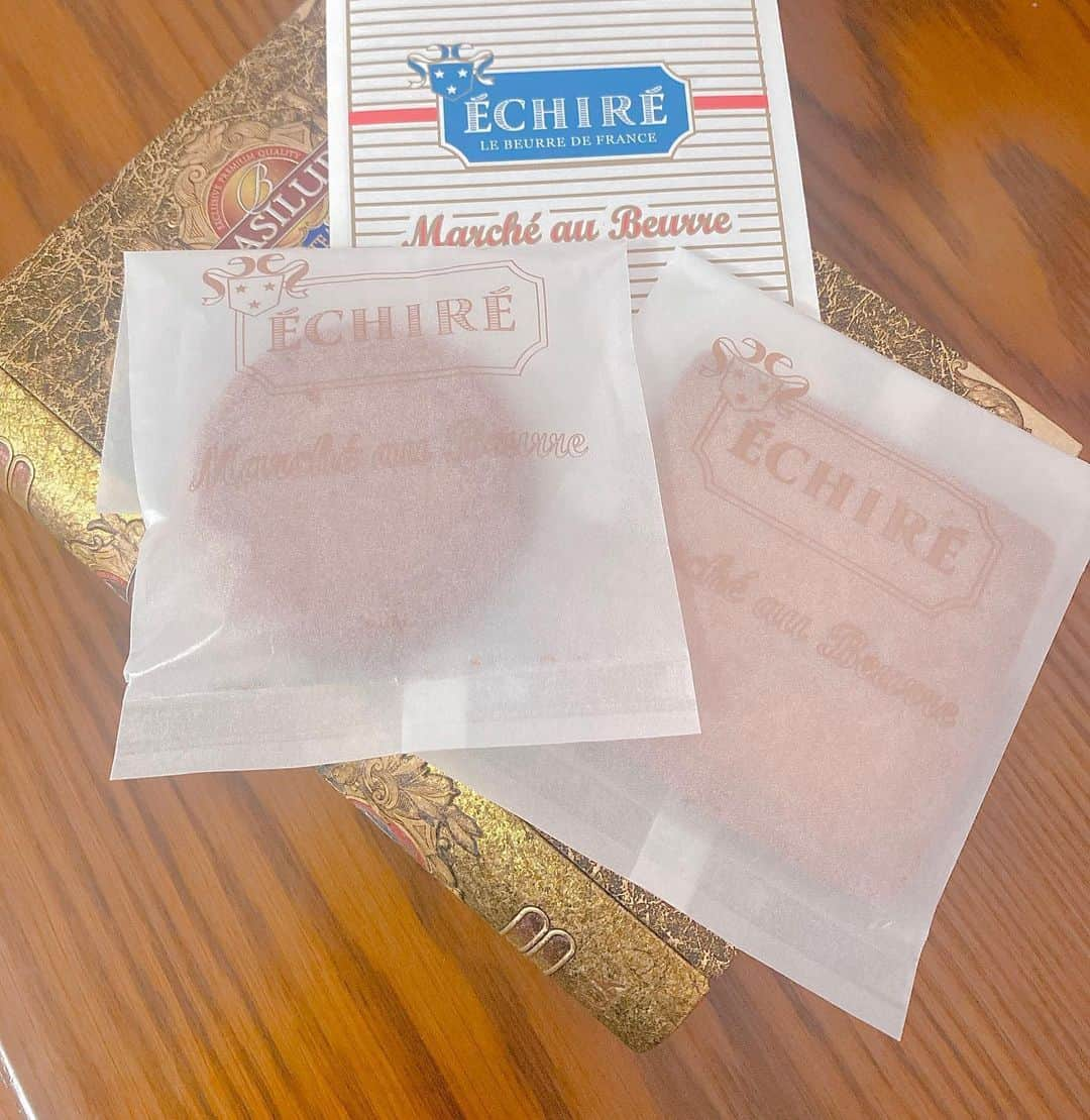 Erenaさんのインスタグラム写真 - (ErenaInstagram)「🇫🇷ECHIRE MARCHE AU BEURRE🇫🇷 フランスのエシレ・マルシェ オ ブールのクッキー☺︎🍪☺︎ フランス産発酵バターで作られてる🧈 ちょっとTEA timeにいい感じだよ🙂 . . #echire#echiremarcheaubeurre#cookie#butter#france#tea#teatime#フランス#エシレマルシェオブール#クッキー#クッキー缶#フランス産発酵バター」6月5日 23時54分 - o1.erena.1o_