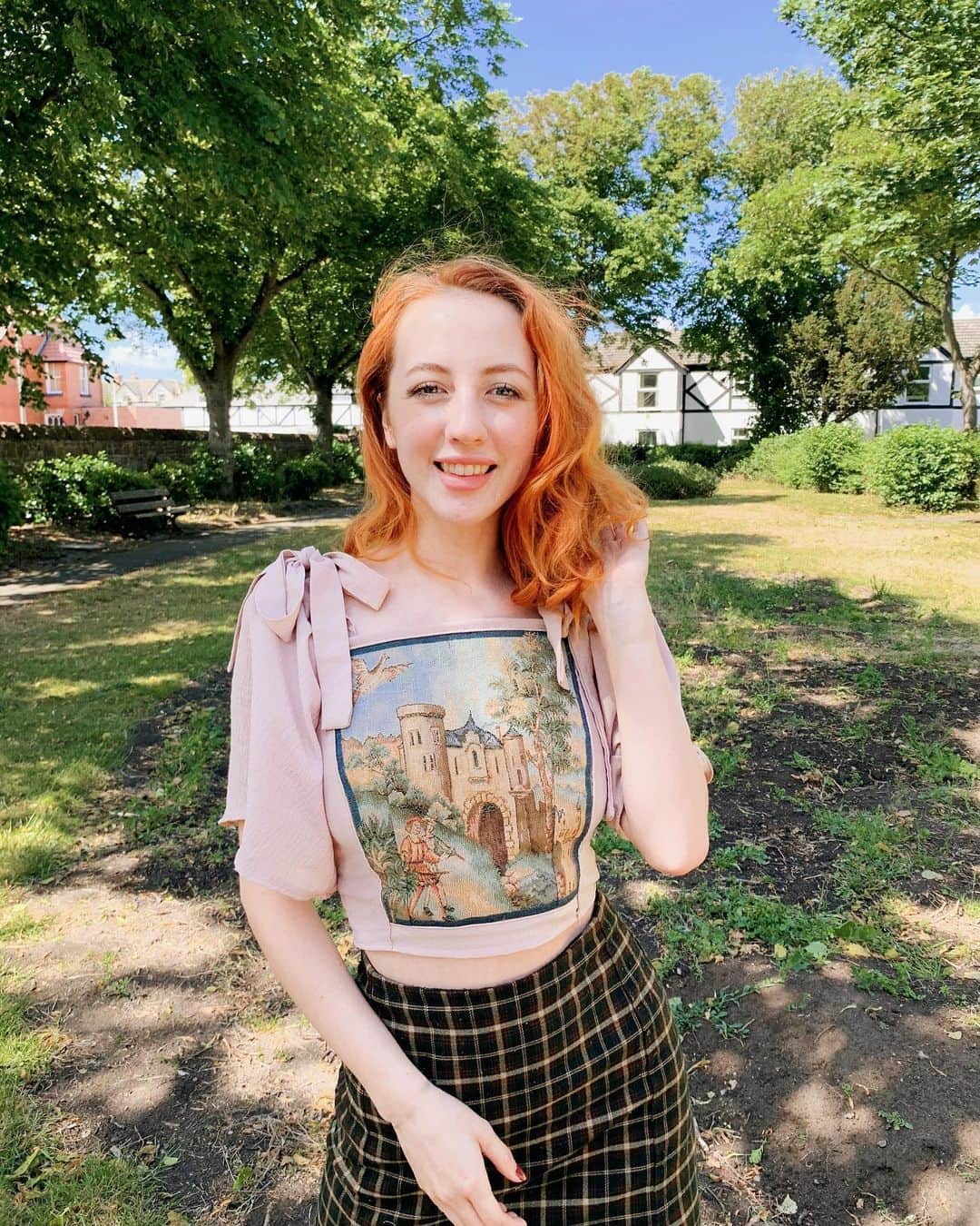ベッキー・クルーエルのインスタグラム：「it’s my bday! I’m 25! Thank you so much for your kind birthday wishes, I feel so loved and happy 💖 wearing this fairytale top which I sewed over the last week! With a French tapestry panel」