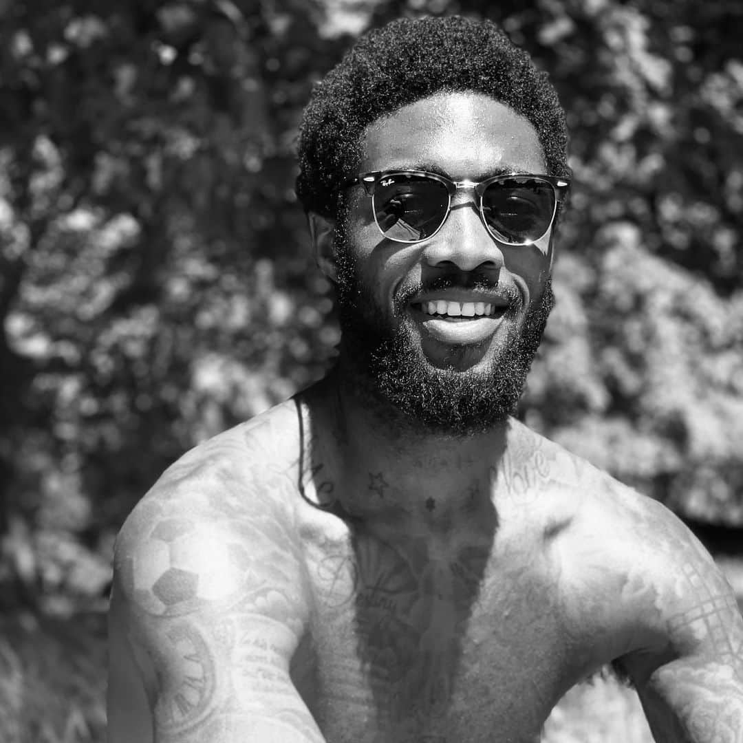 タイラー・ブラケットのインスタグラム：「I am a BLACK MAN!..... I build .... I don't tear down other BLACK MEN! ....I have felt the pain of being torn down and I have decided I will be deliberate about building others! All too often, we men find it easier to criticize each other, instead of building each other up. With all the negativity going around let's do something positive!!🌟. Upload 1 picture of yourself. Then tag as many brothers to do the same. Let's build ourselves up, instead of tearing ourselves down. 🖤」