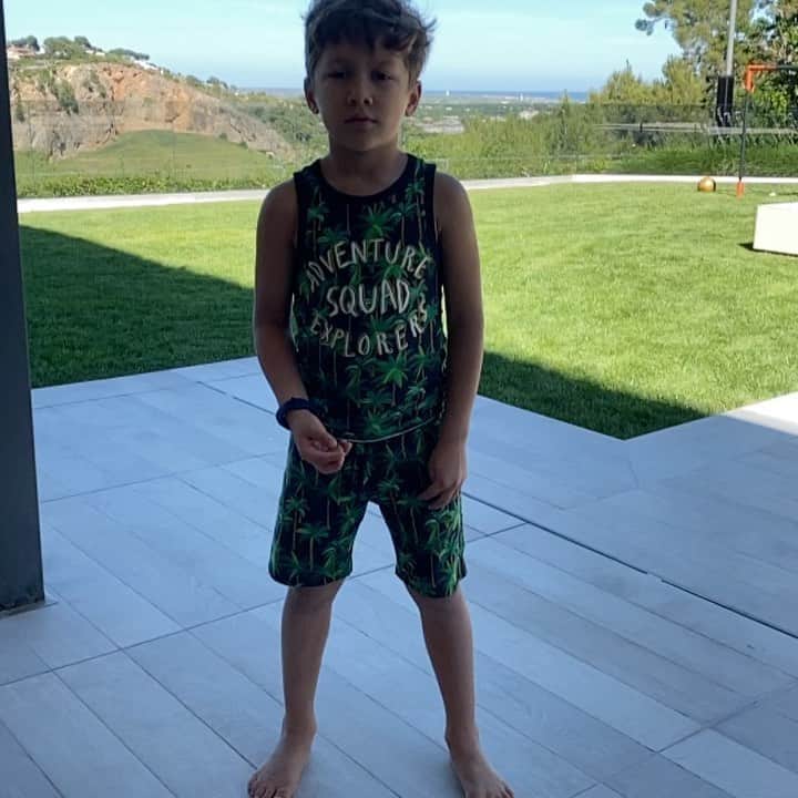 ソフィア・バルビのインスタグラム：「Así se come uvas! 🍇 #Benja」