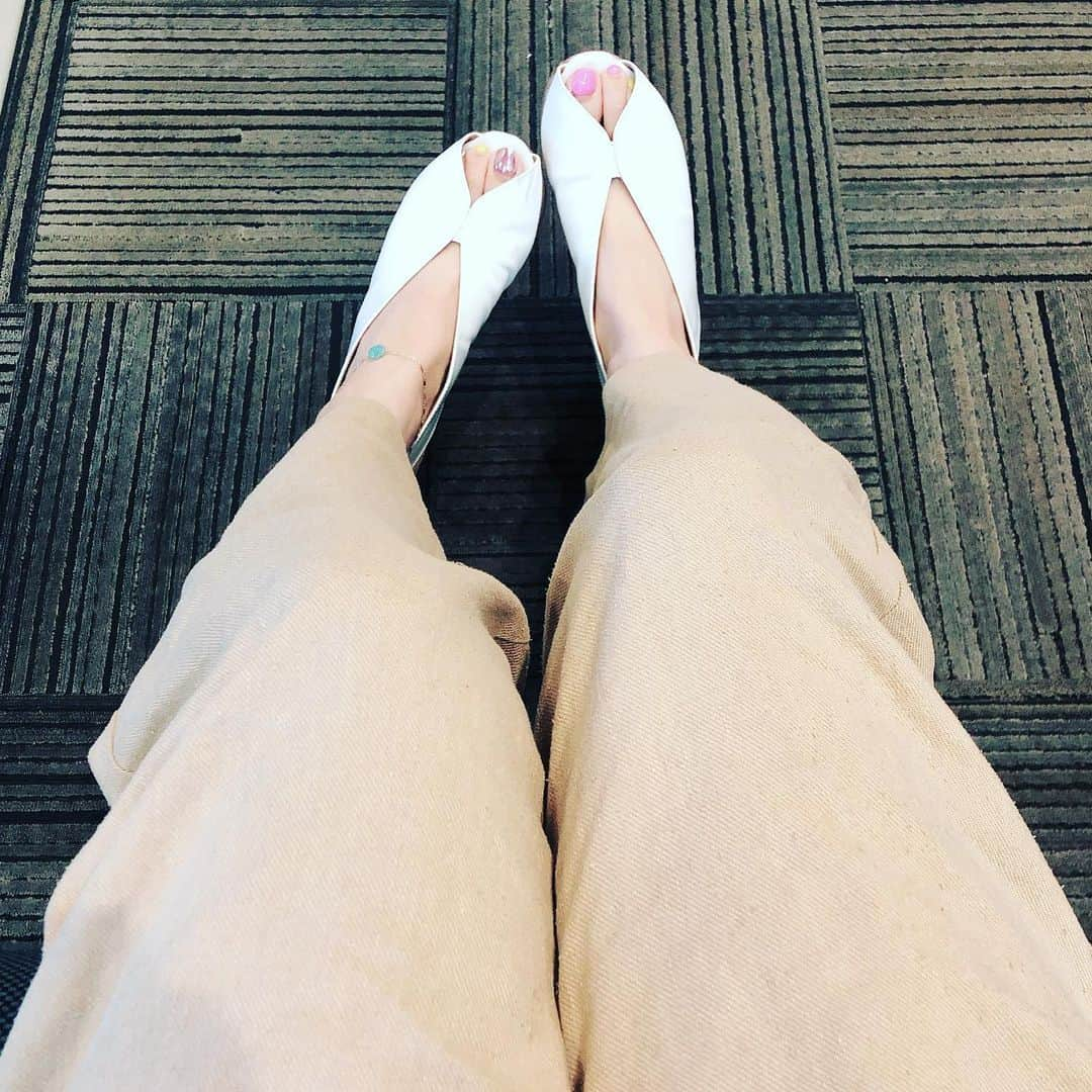 阿部洋子さんのインスタグラム写真 - (阿部洋子Instagram)「👟👞👢👡👠 #今日の靴  今日も今日で、 ラクチンコーデ。 オールインワンにサンダル。  ヒール5センチくらいあるから、 身長確実に170超えとる笑  #shoes #shosestagram #shoesoftheday #shoselover #shoesaddict #sotd #ootd #allinone」6月6日 0時33分 - hirocoring