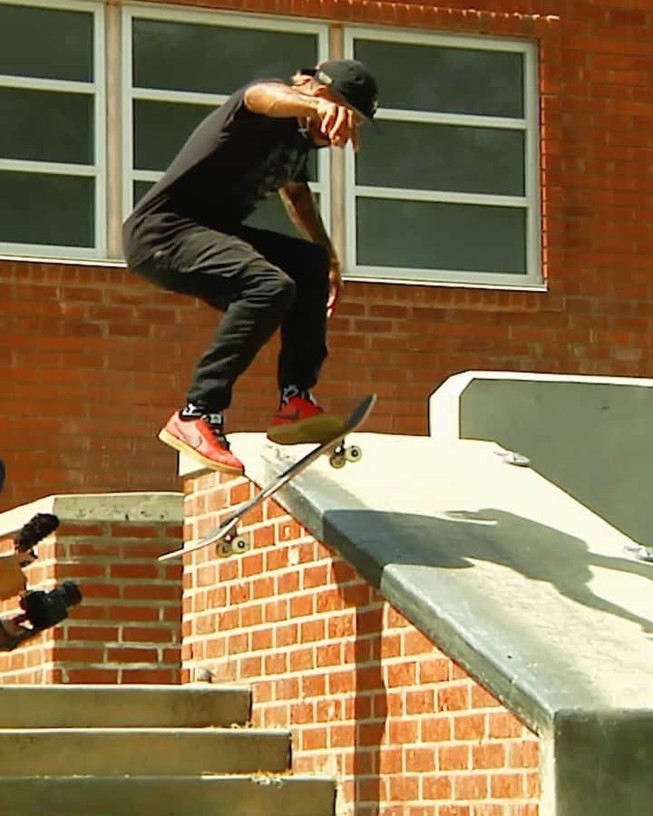 マニー・サンティアゴのインスタグラム：「3 Shuv 5-0 from “JUNE 1st” Video NOW PLAYING OVER 👉🏽 MY IGTV Fun Fact: The day before this clip I actually landed one, After getting home I reviewed the clip I didn’t like how I locked in. Went back the next day and walked away with this one. Never settle for less then what you want....💦🌱」