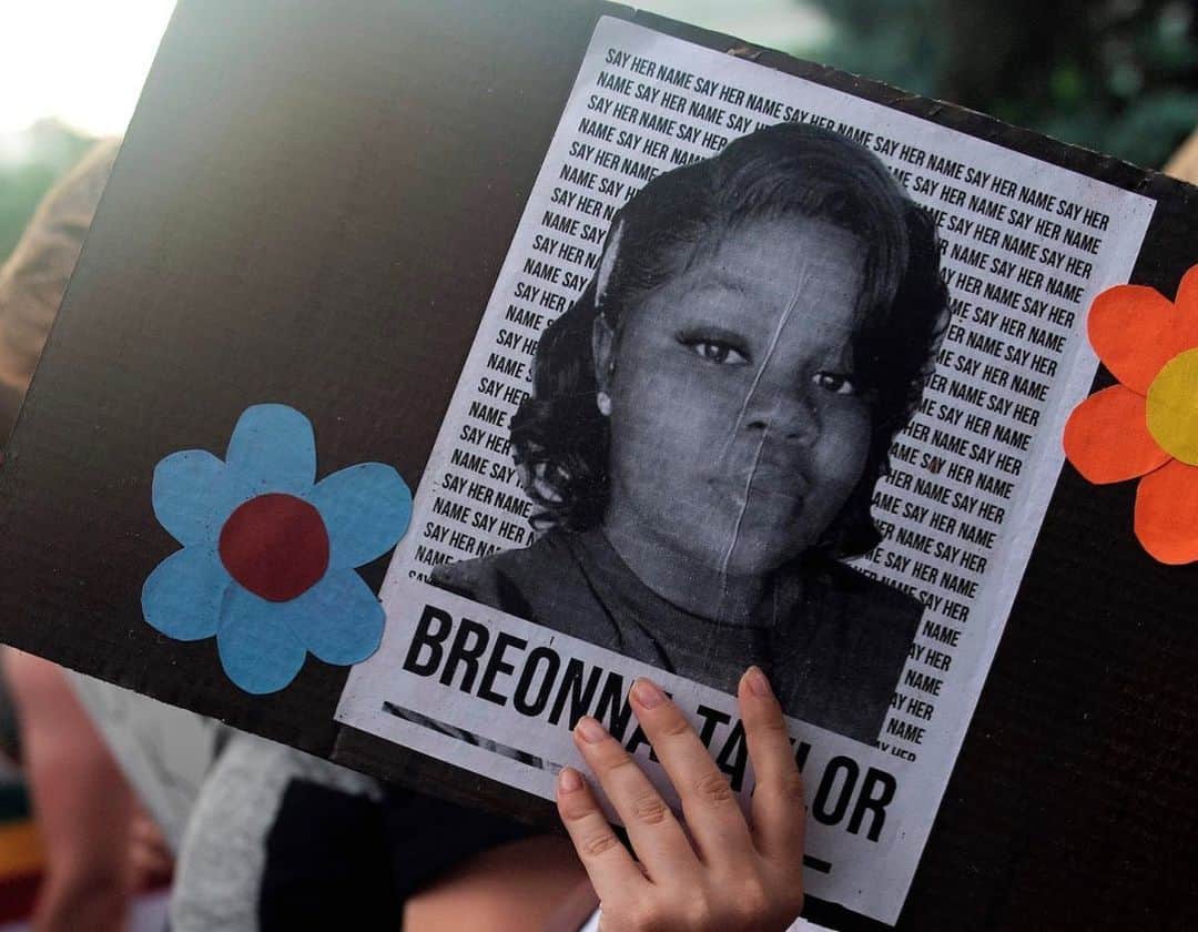 Alfredo Floresのインスタグラム：「She would have only been 27 today. She was a decorated EMT, a frontline worker, a person of service to her community. And It doesn’t matter if she wasn’t any of these things, her life was as important as yours and as mine. She was murdered by police as she slept in her own damn bed. These cowards still have a job and we need to raise our voices for her. Say her name. Her name is BREONNA TAYLOR. Today and every day demand justice for her. See petitions to sign in stories. Do NOT forget her #sayhername #breonnataylor #blacklivesmatter #justiceforbreonnataylor #birthdayforbreonna」