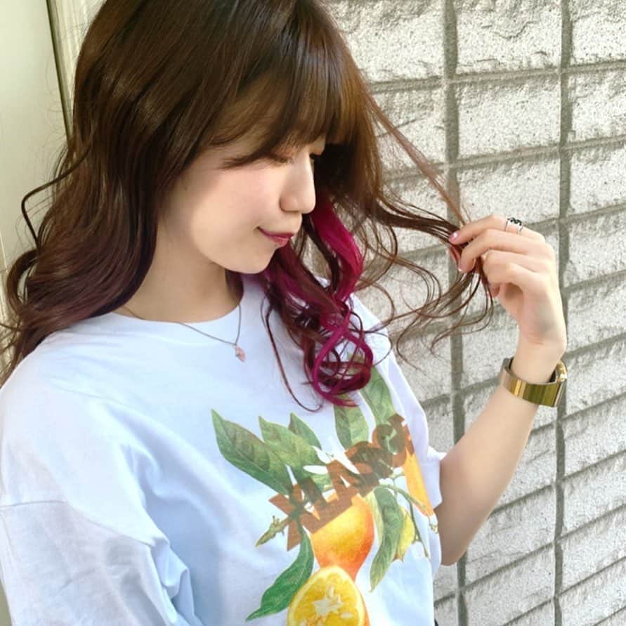 ぱいぱいでか美のインスタグラム：「100年ぶりにSpicaでヘアメンテしてもらったよ ꙳ #spica #hairsalon ꙳ ひっっっさびさにメンテしました！ インナーもバシッと入れ直して 全体もピンクみある色味にして 伸びきってた前髪も切ってもらいました✌︎ 前髪、量を絶妙に減らしてるので 左右はしっこに向かってラウンド気味に長さ整えて 横に流しています。こだわり。 あと元が長い&最後に巻いてもらったので わかりづらいけど全体も7〜8cmくらい切ったよん☻ 髪の毛綺麗になると全然気分も違う(T . T) ホームケアには限界あるから嬉しいです(T . T) 来月も来れたらいいなあ。 担当は中田さん @spica_nakada です❤︎」